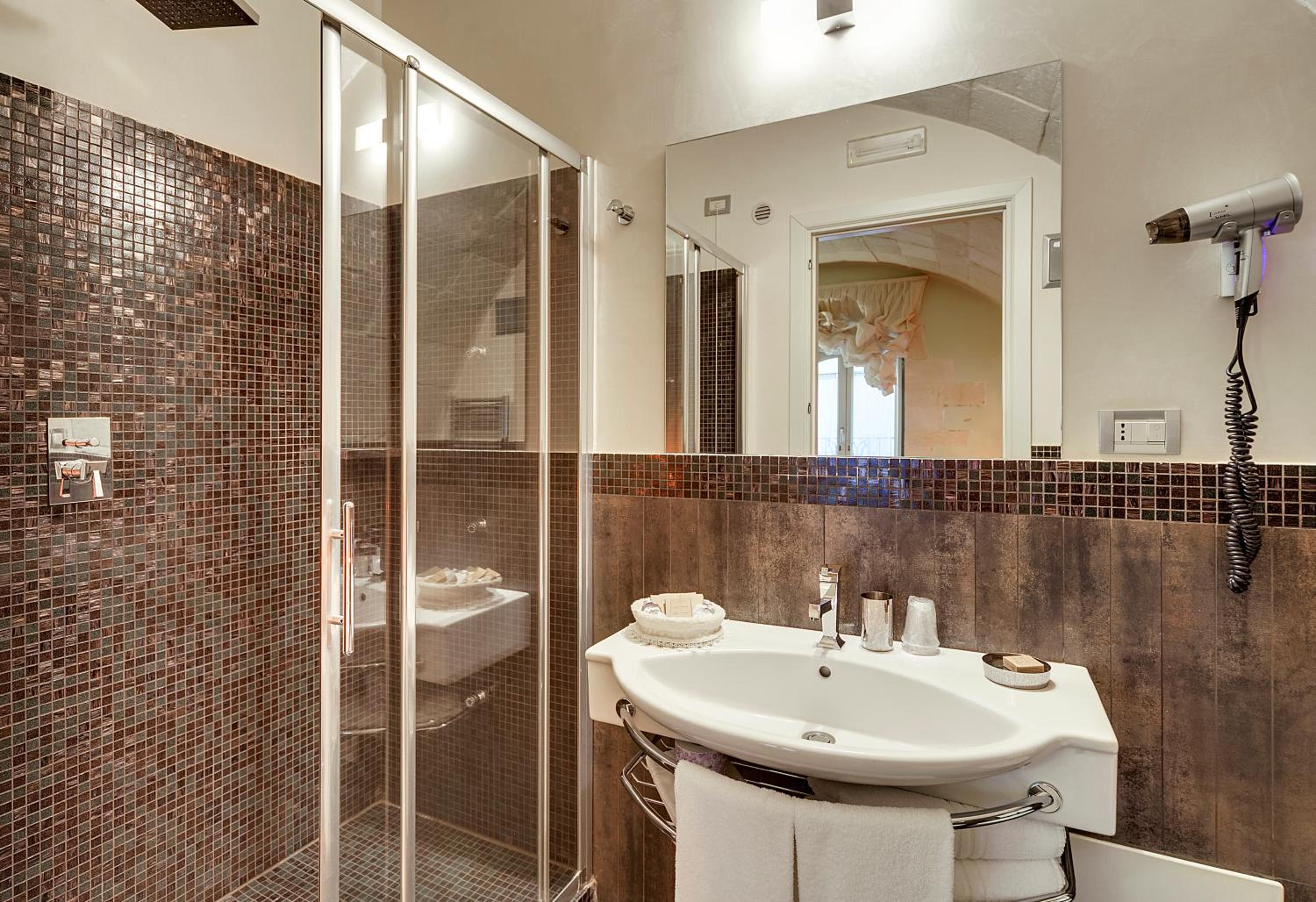 Classic Double Room - Photo 9