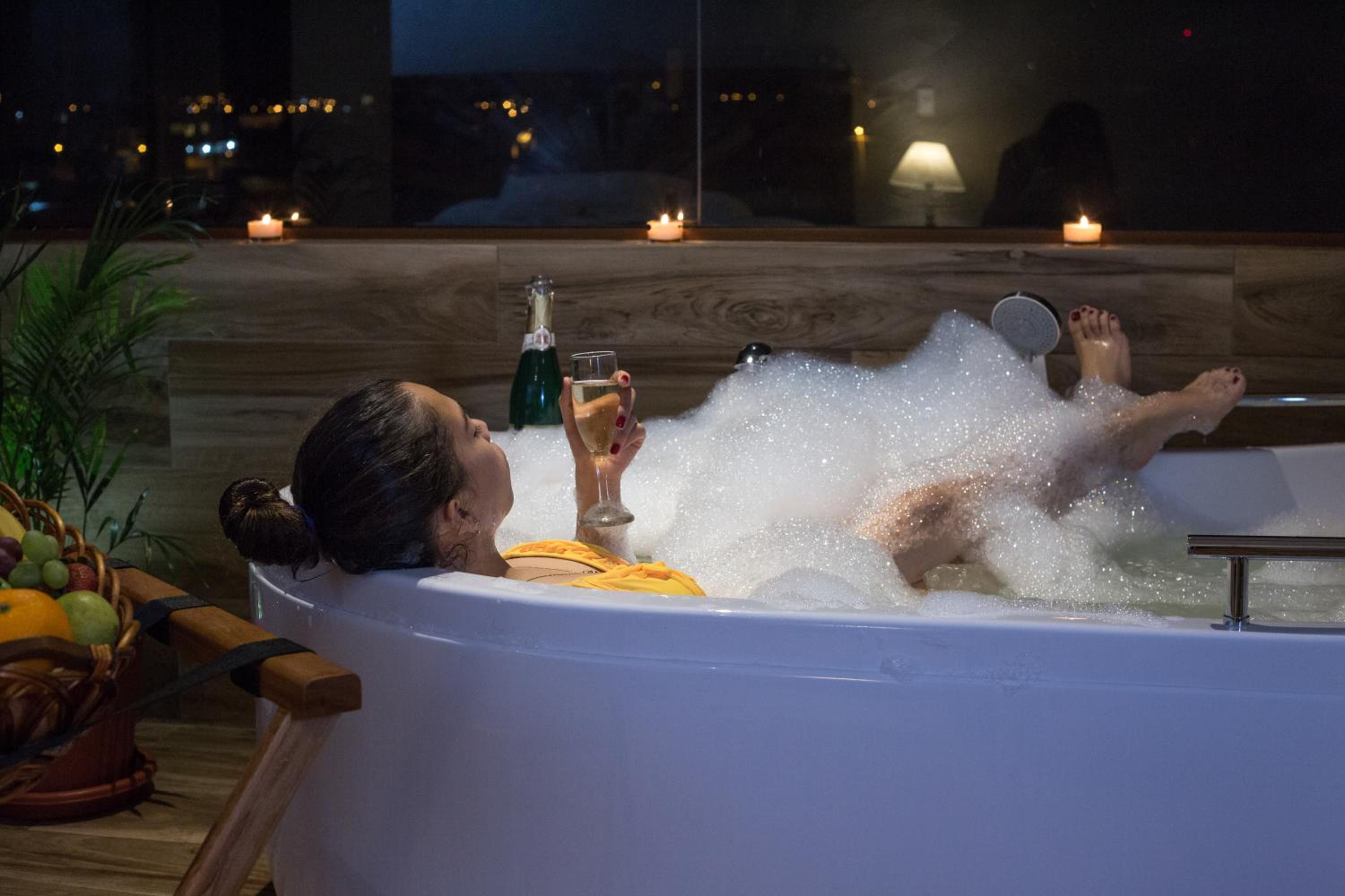 Deluxe Suite with Spa Bath photo 3