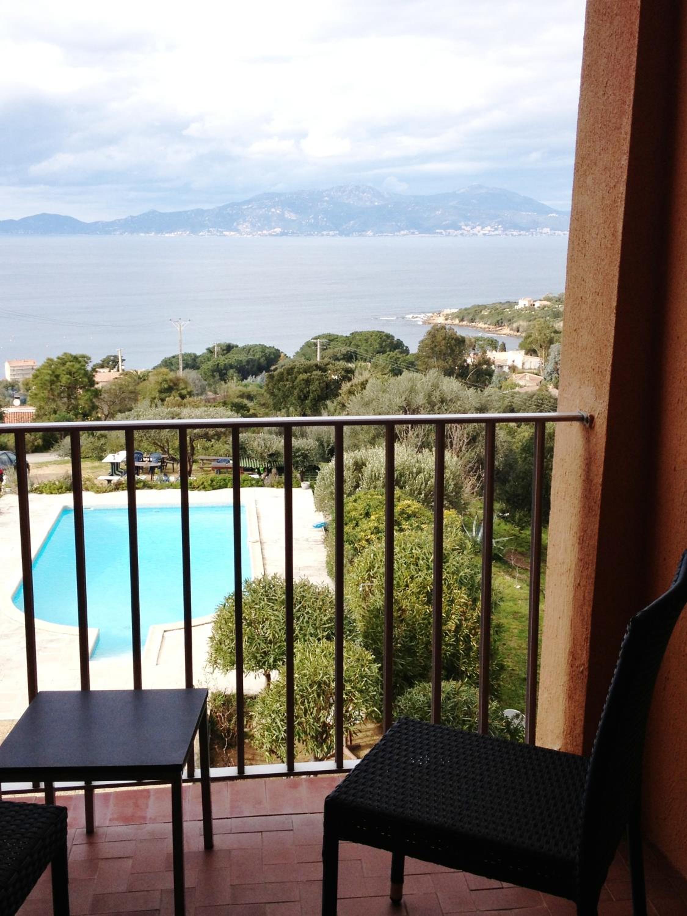 Double or Twin Room with Terrace and Sea View - Photo 8