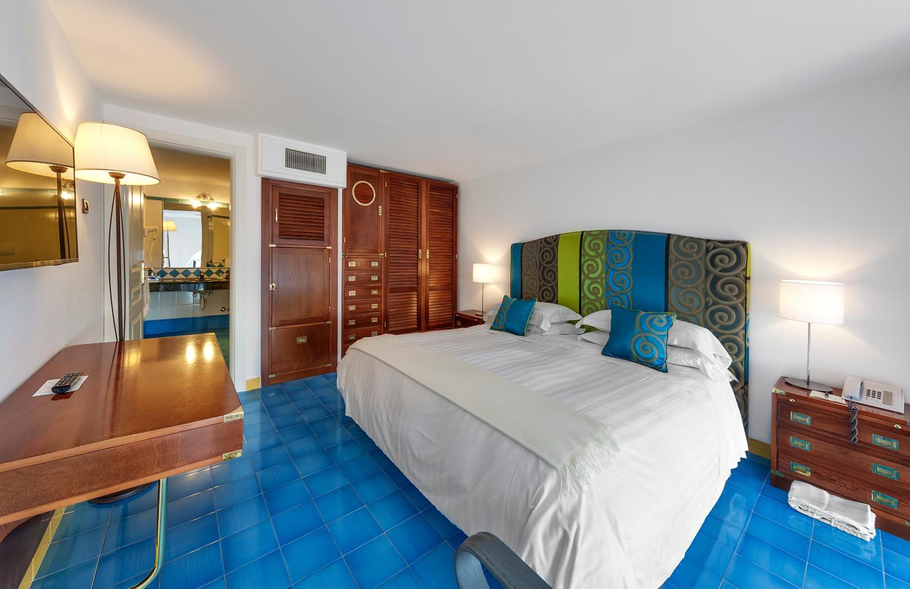 Suite with Sea View - Split Level (4 Adults) - Photo 1