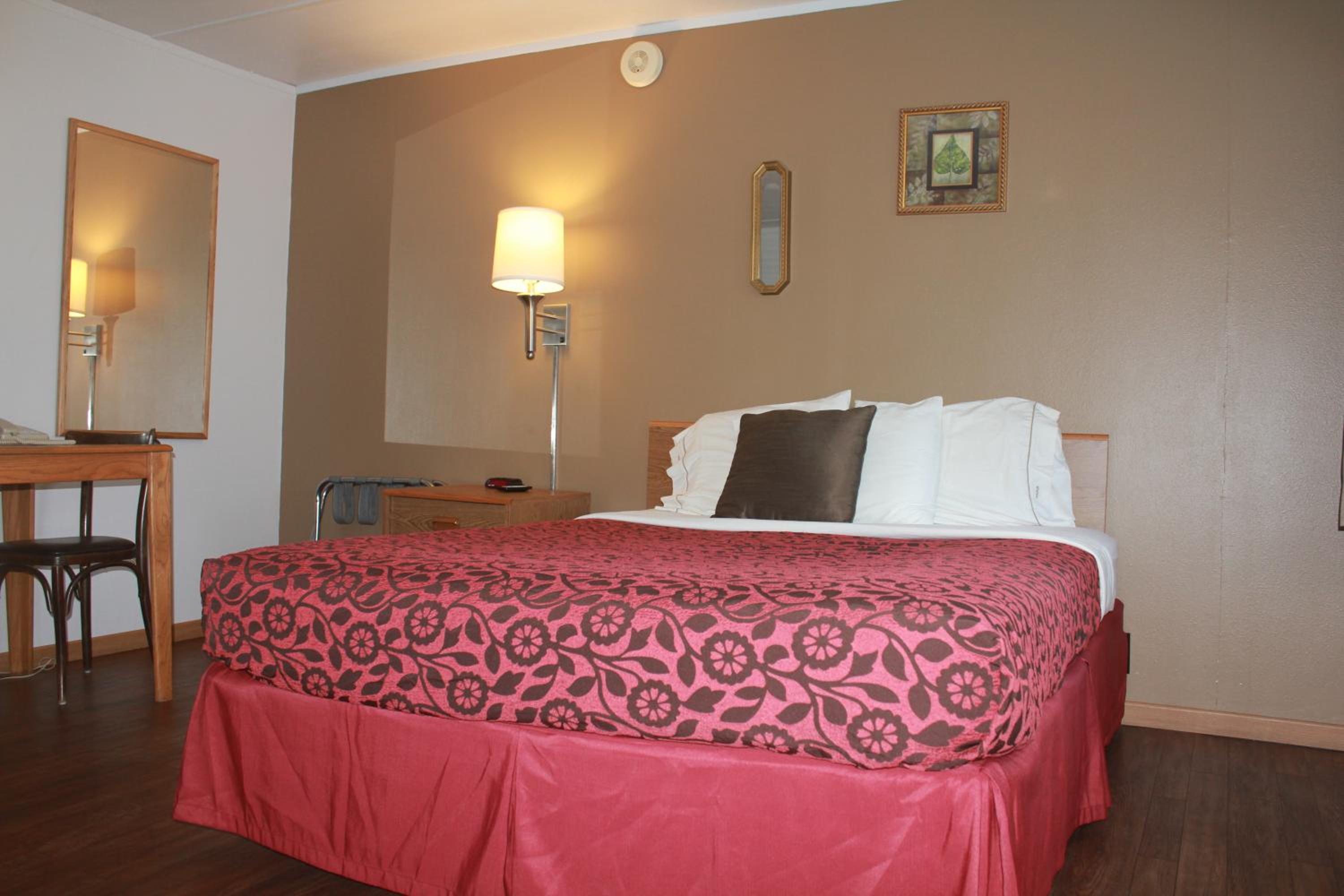 Queen Bed Non-Smoking - Photo 2