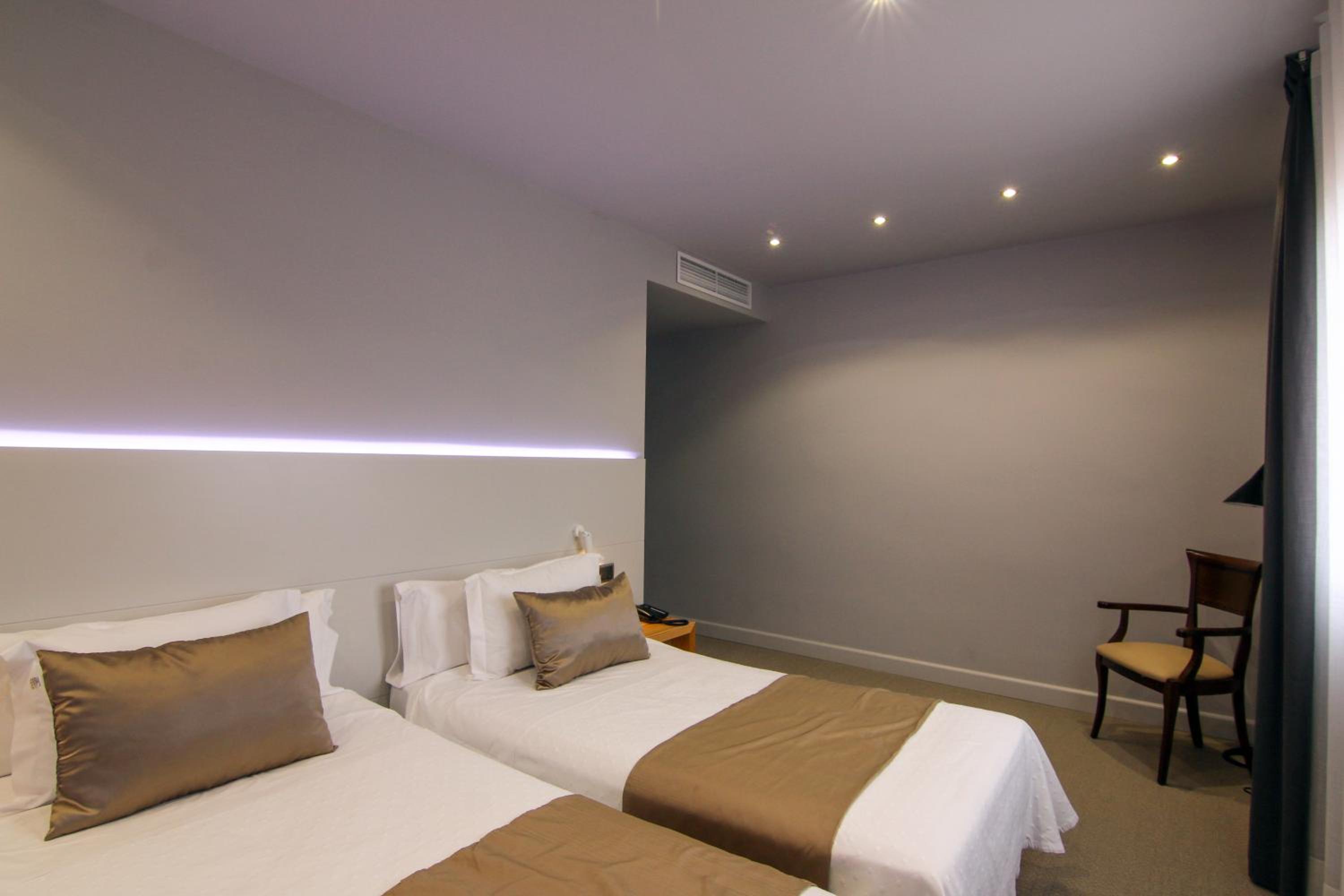 Double or Twin Room - Photo 4