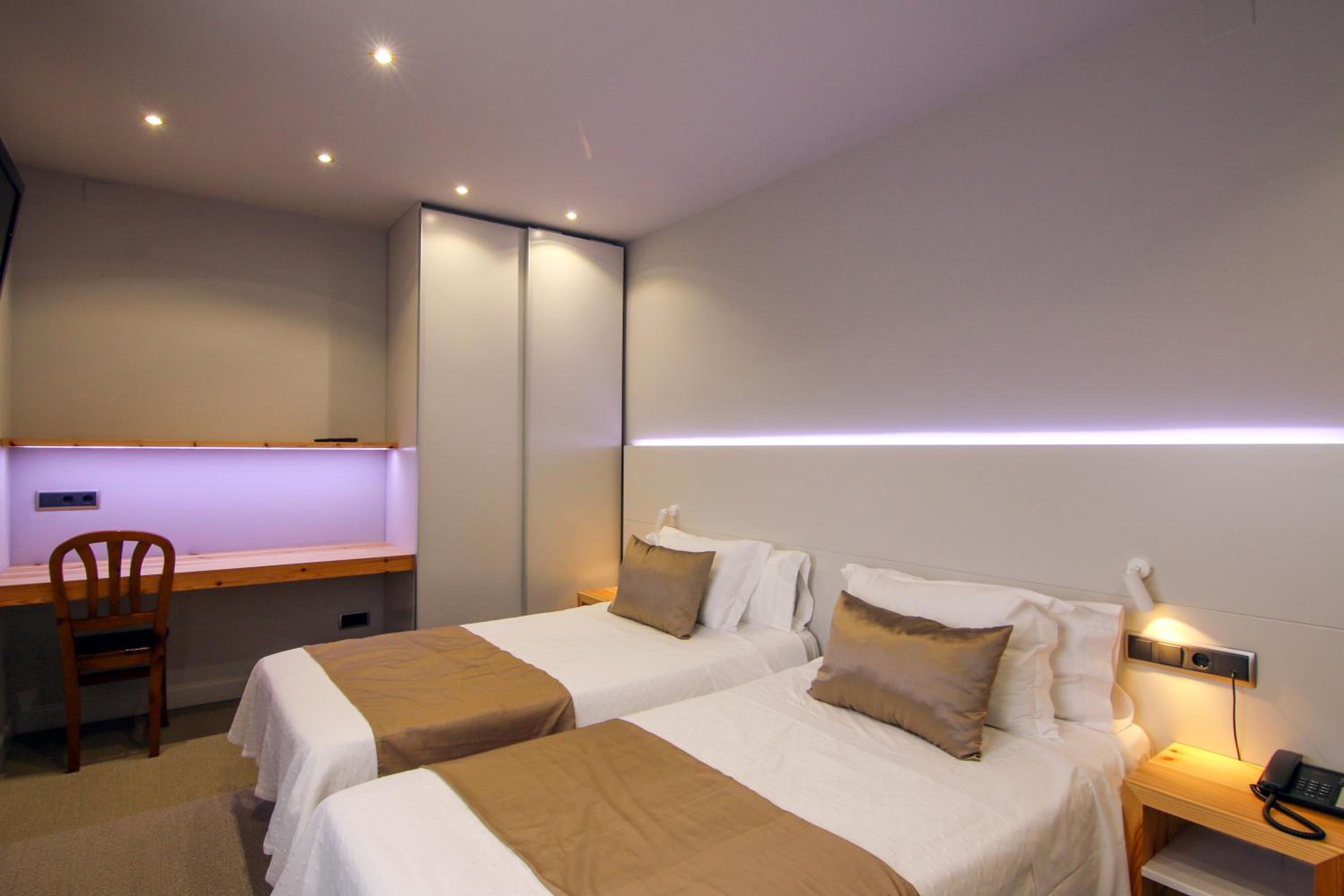 Double or Twin Room - Photo 5