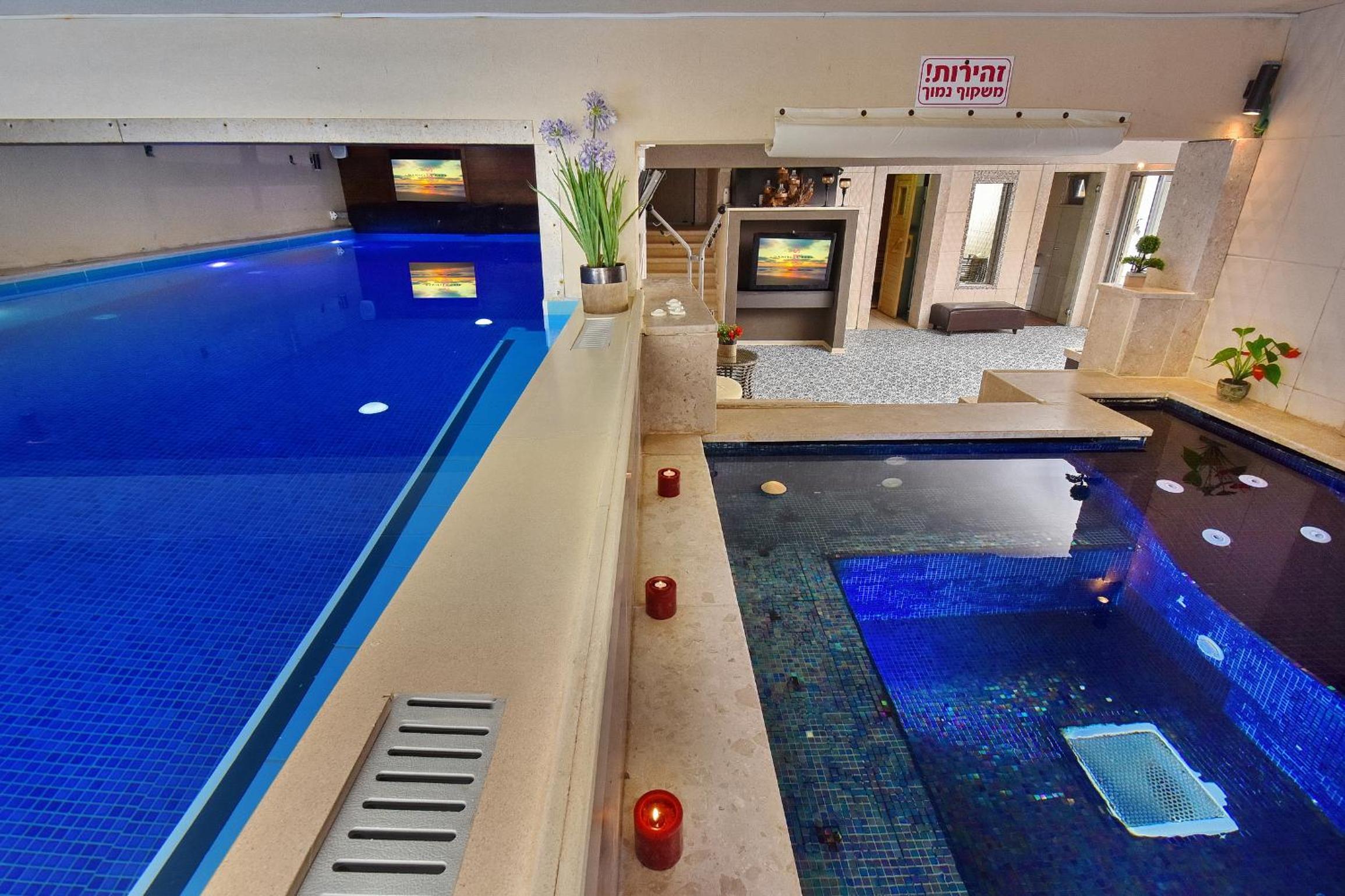 Deluxe Family Room with pool