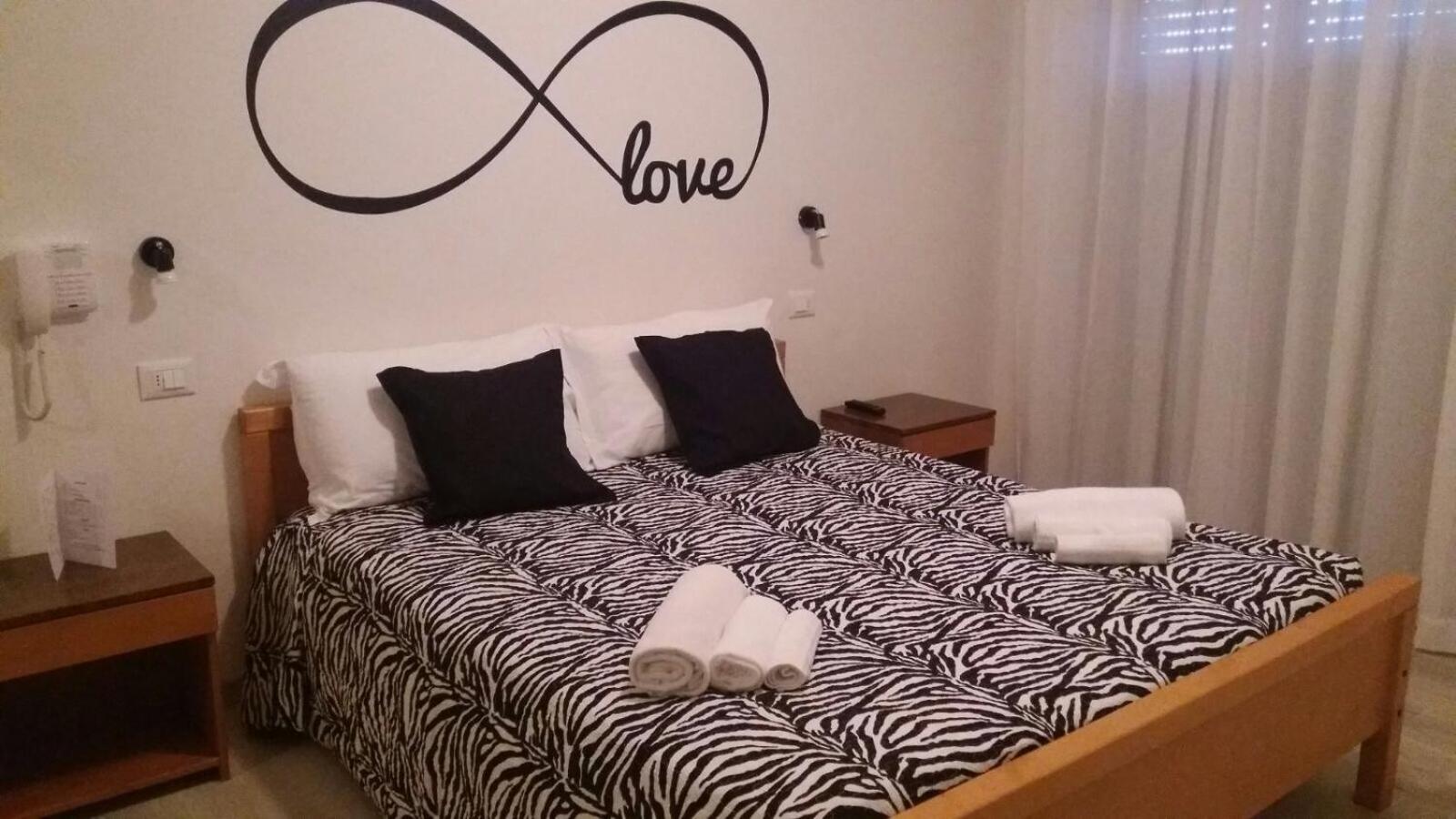 Double Room - Photo 16