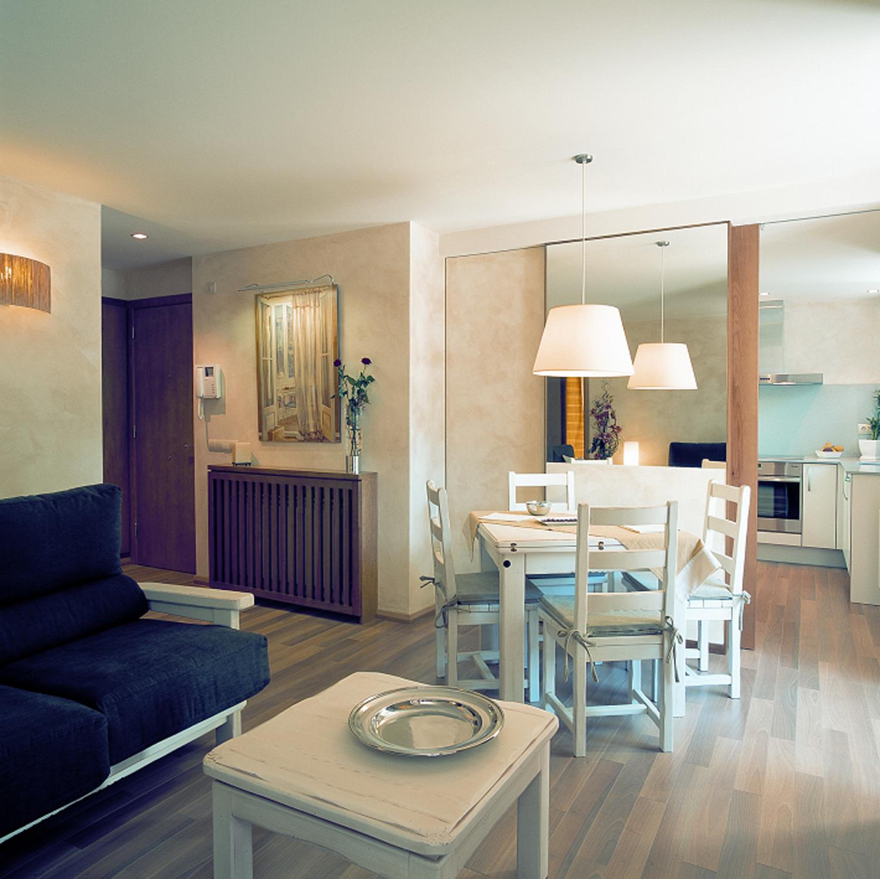 Apartamento de dos habitaciones con terraza y vista al lago