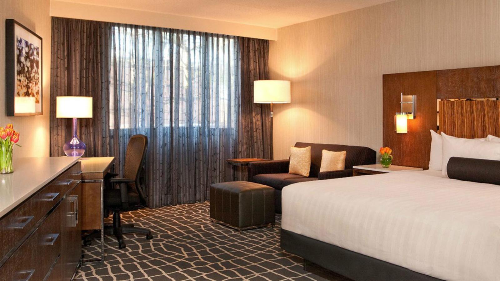 King Room with Balcony - Photo 8