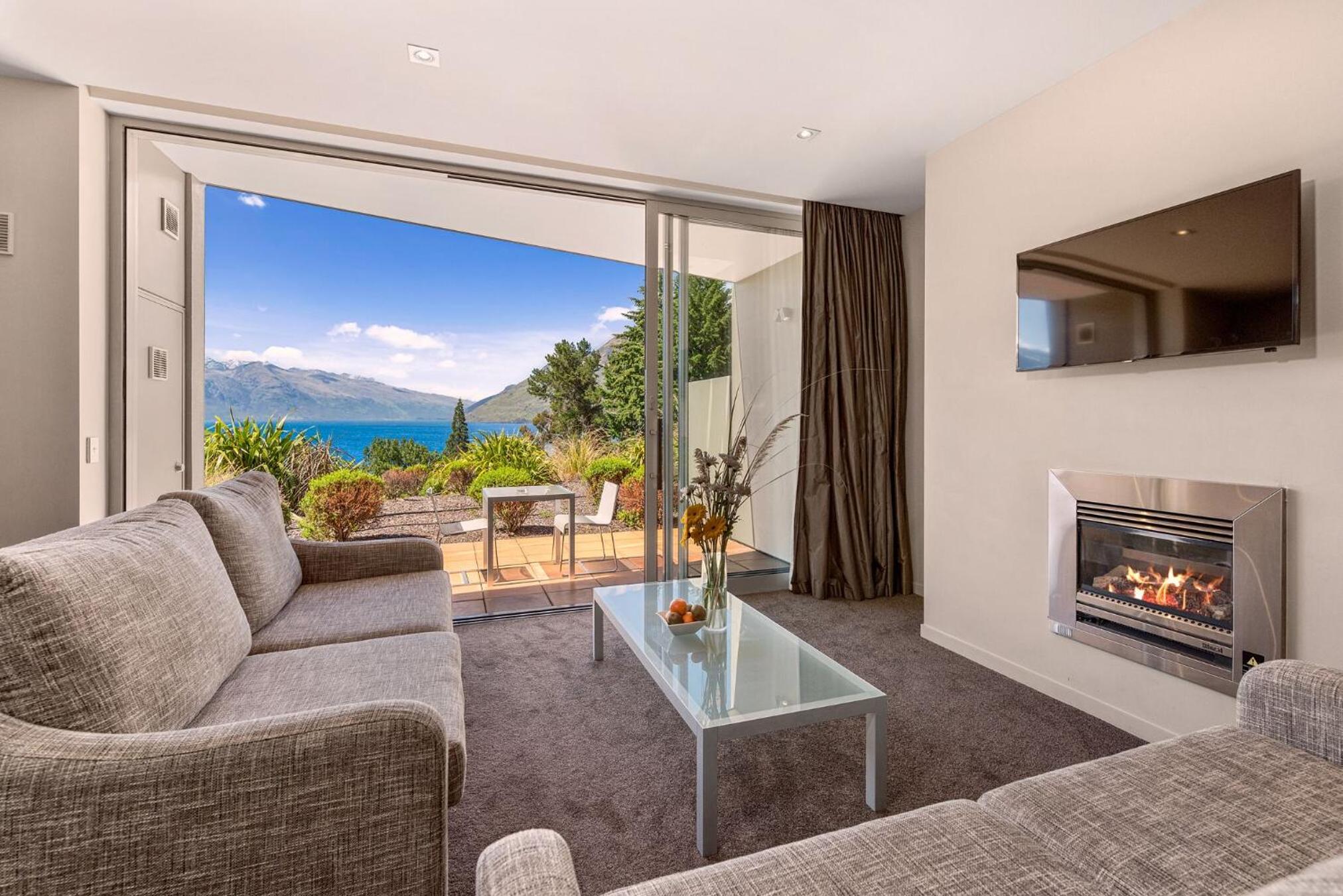 One Bedroom Apartment with Lake View - Photo 10