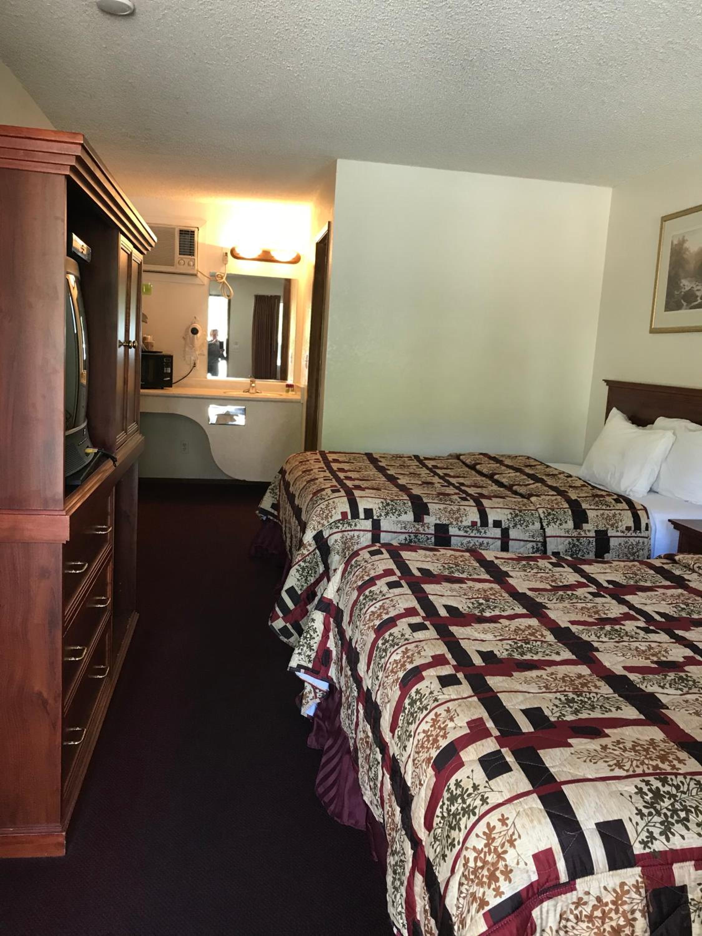 Queen Room with Two Queen Beds photo 3