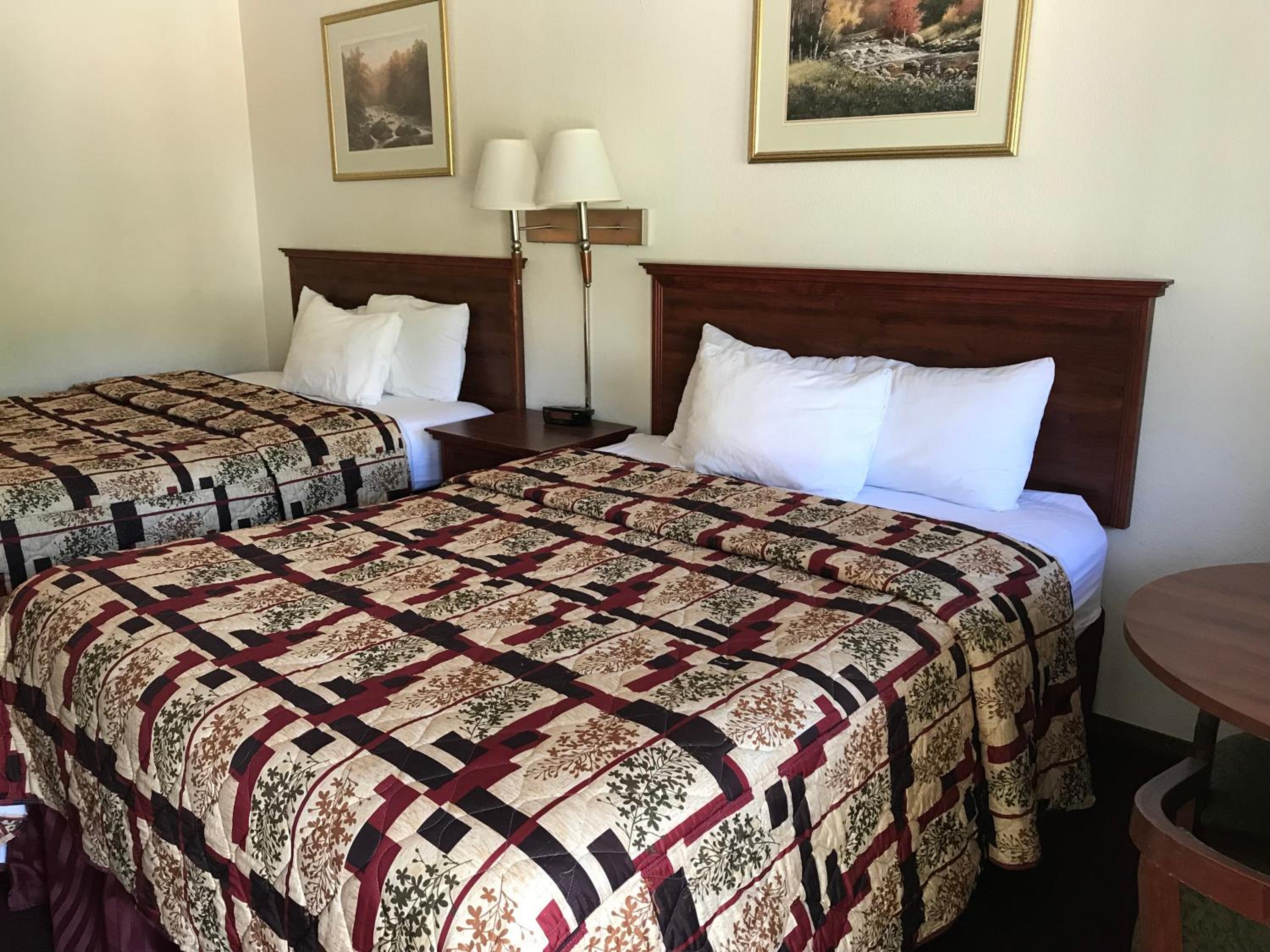 Queen Room with Two Queen Beds photo 2