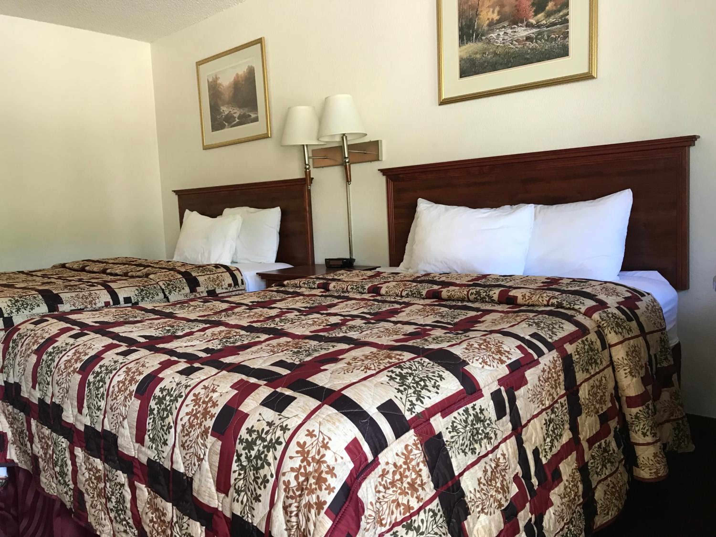 Queen Room with Two Queen Beds photo 1