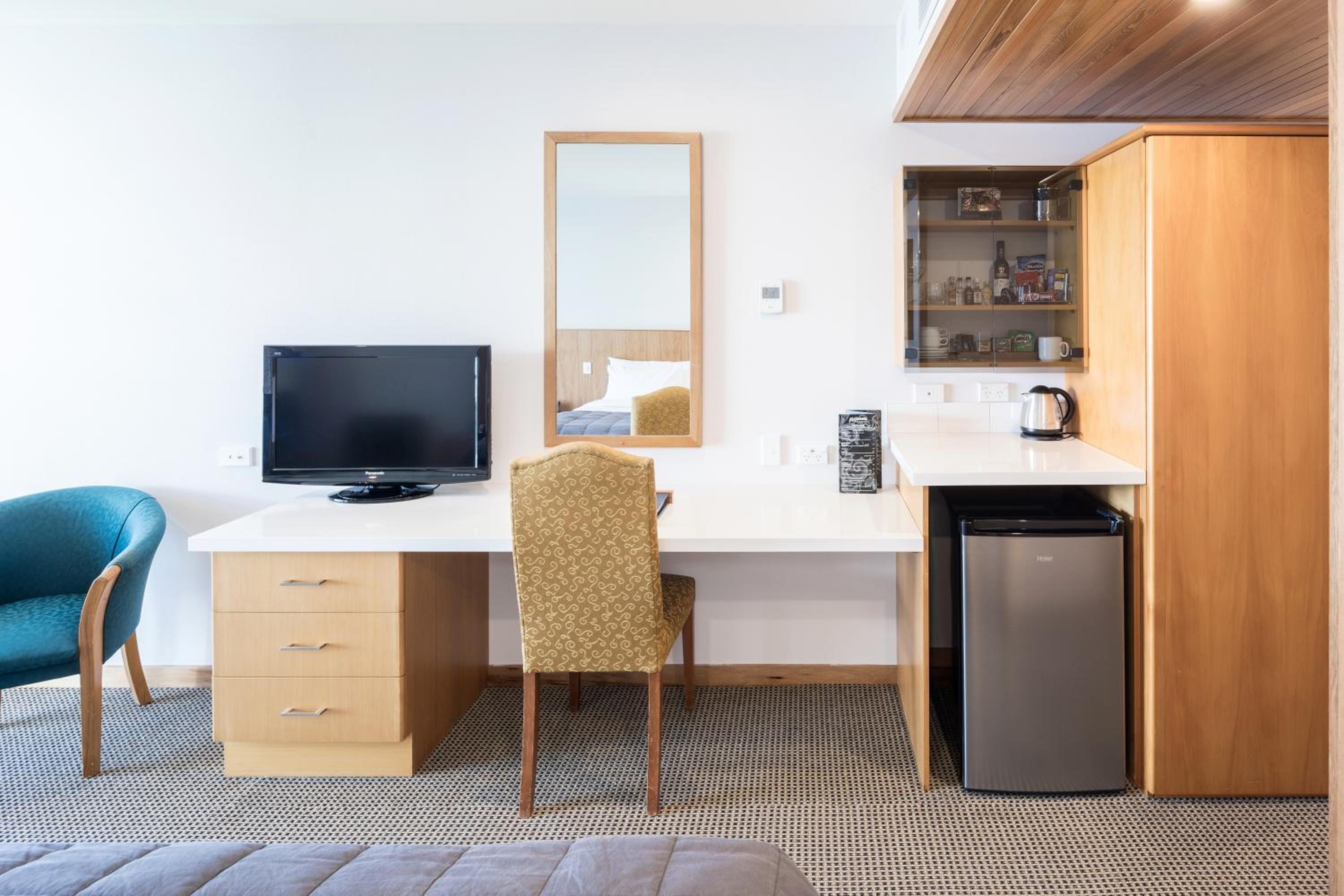 Premium King Room with Garden View - Photo 5