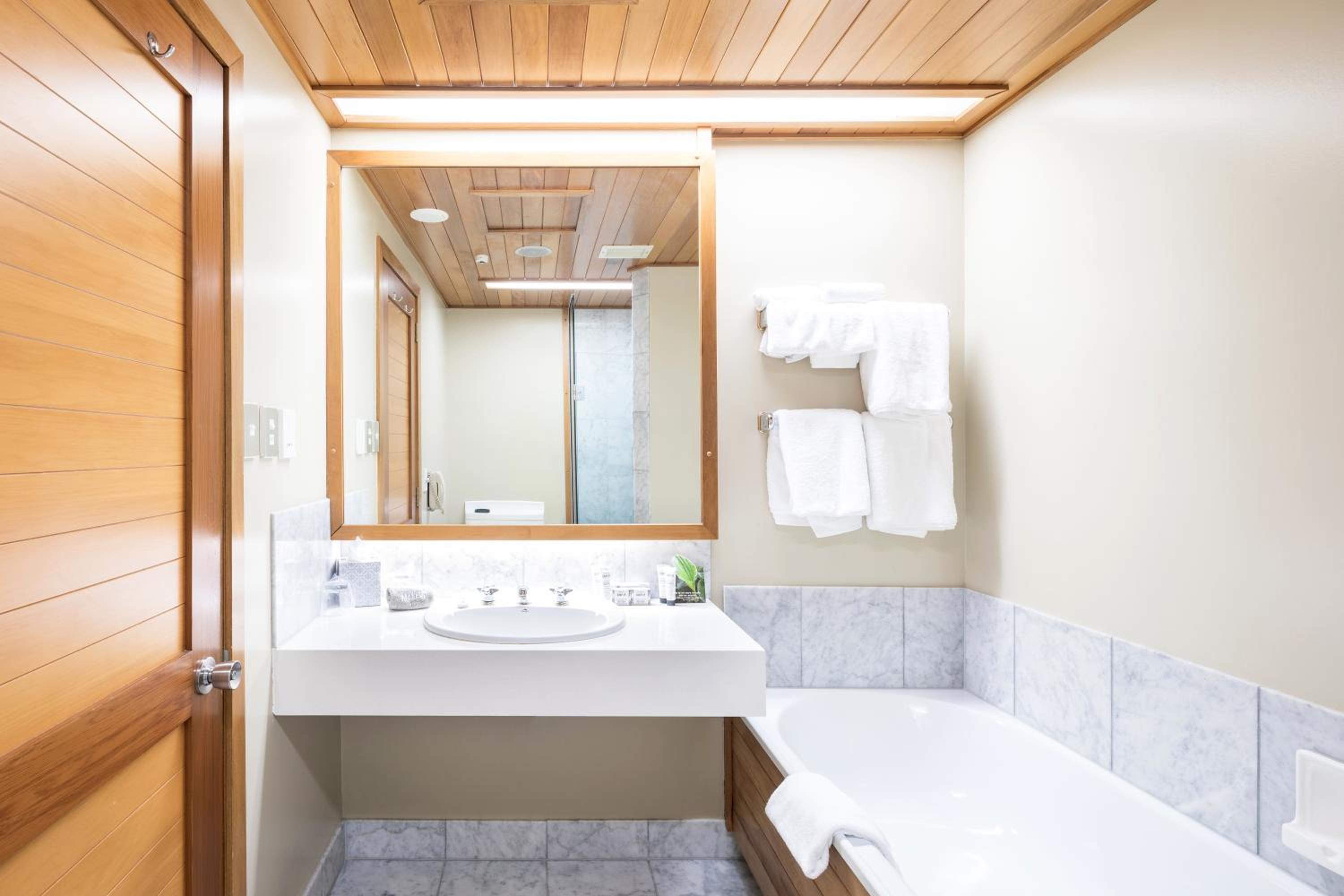 Premium King Room with Garden View - Photo 3