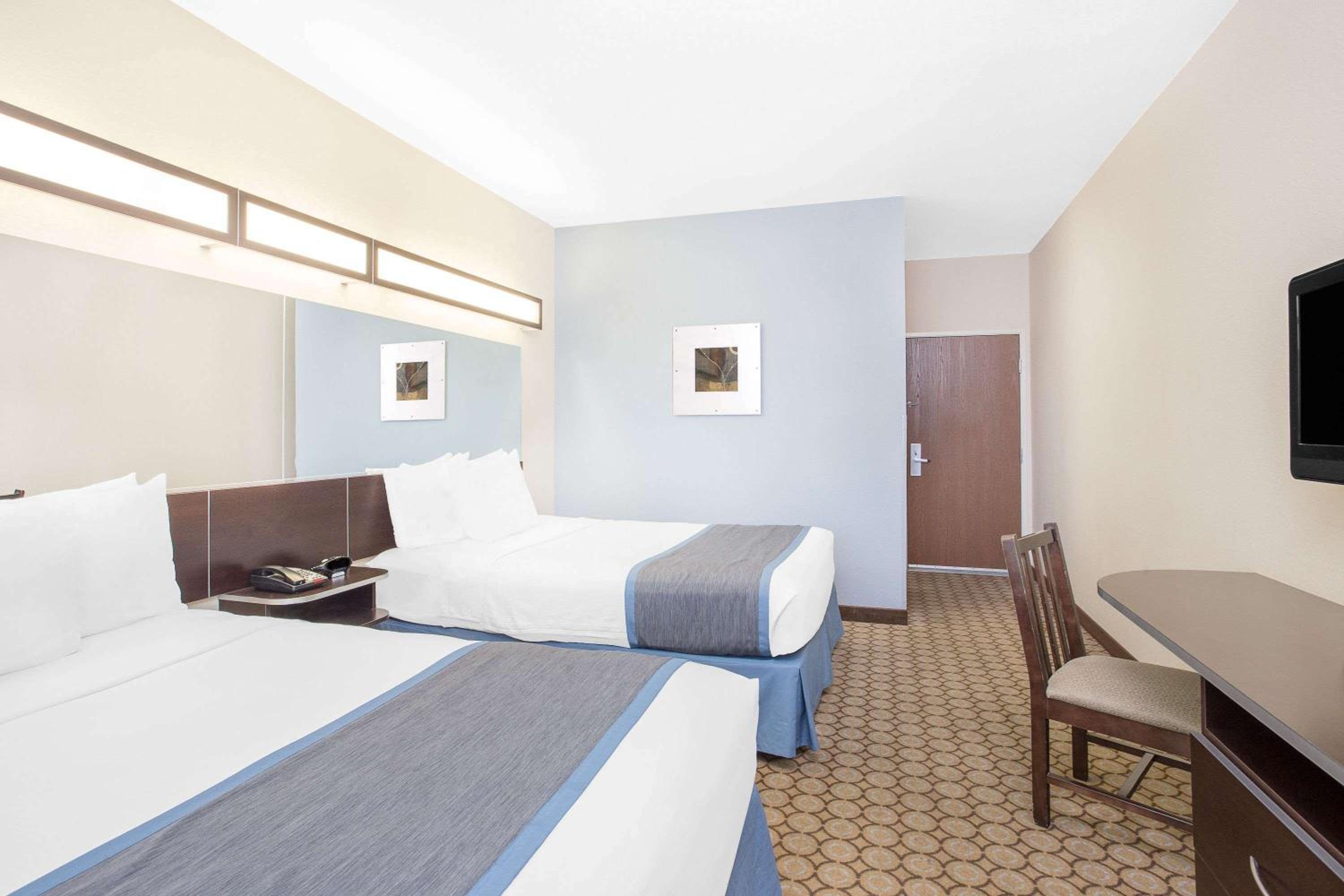 Queen Room with Two Queen Beds - Non-Smoking - Photo 7