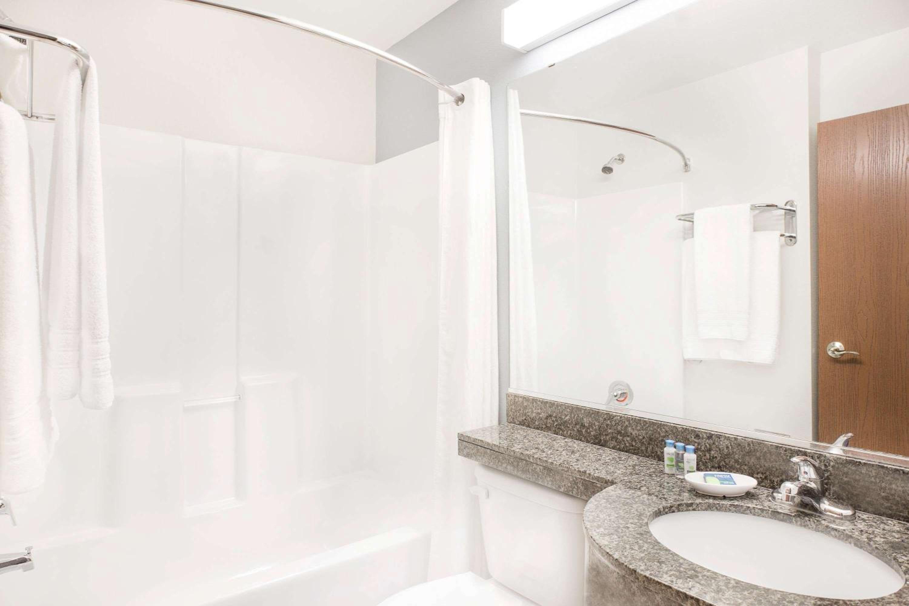 Queen Studio Suite - Non-Smoking - Photo 3
