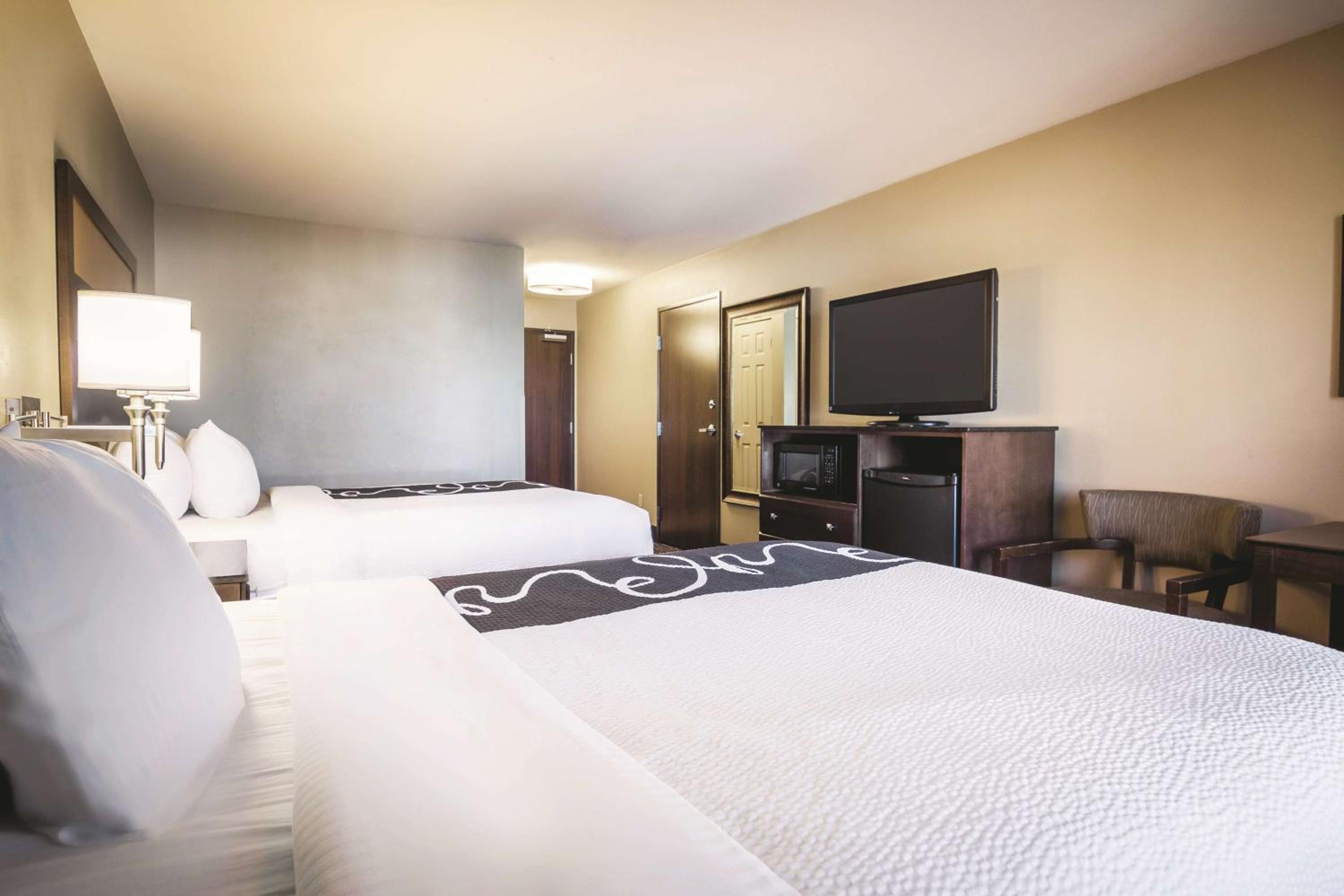 Deluxe Queen Room with Two Queen Beds - Photo 6