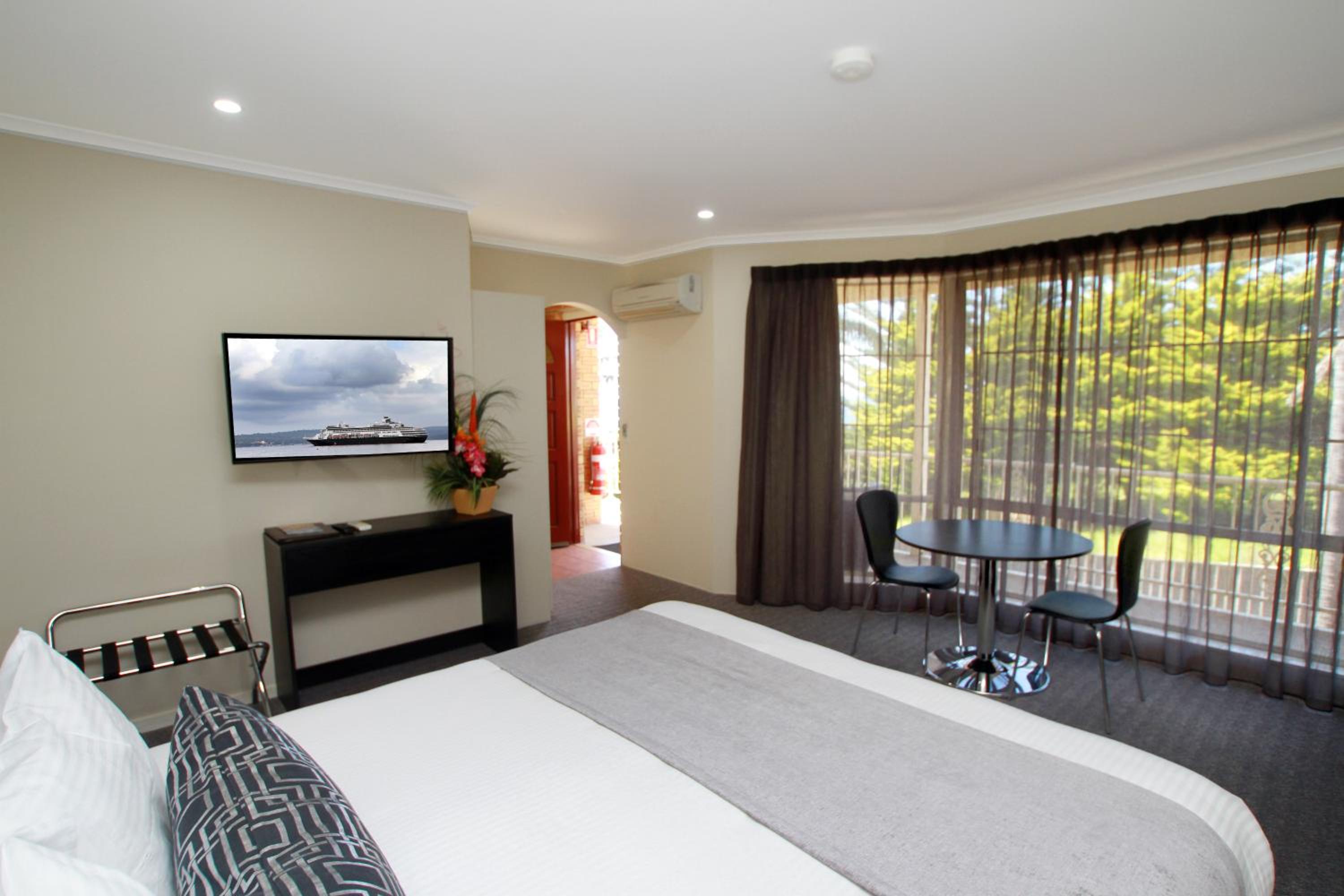 Executive King Room with Spa Bath photo 3