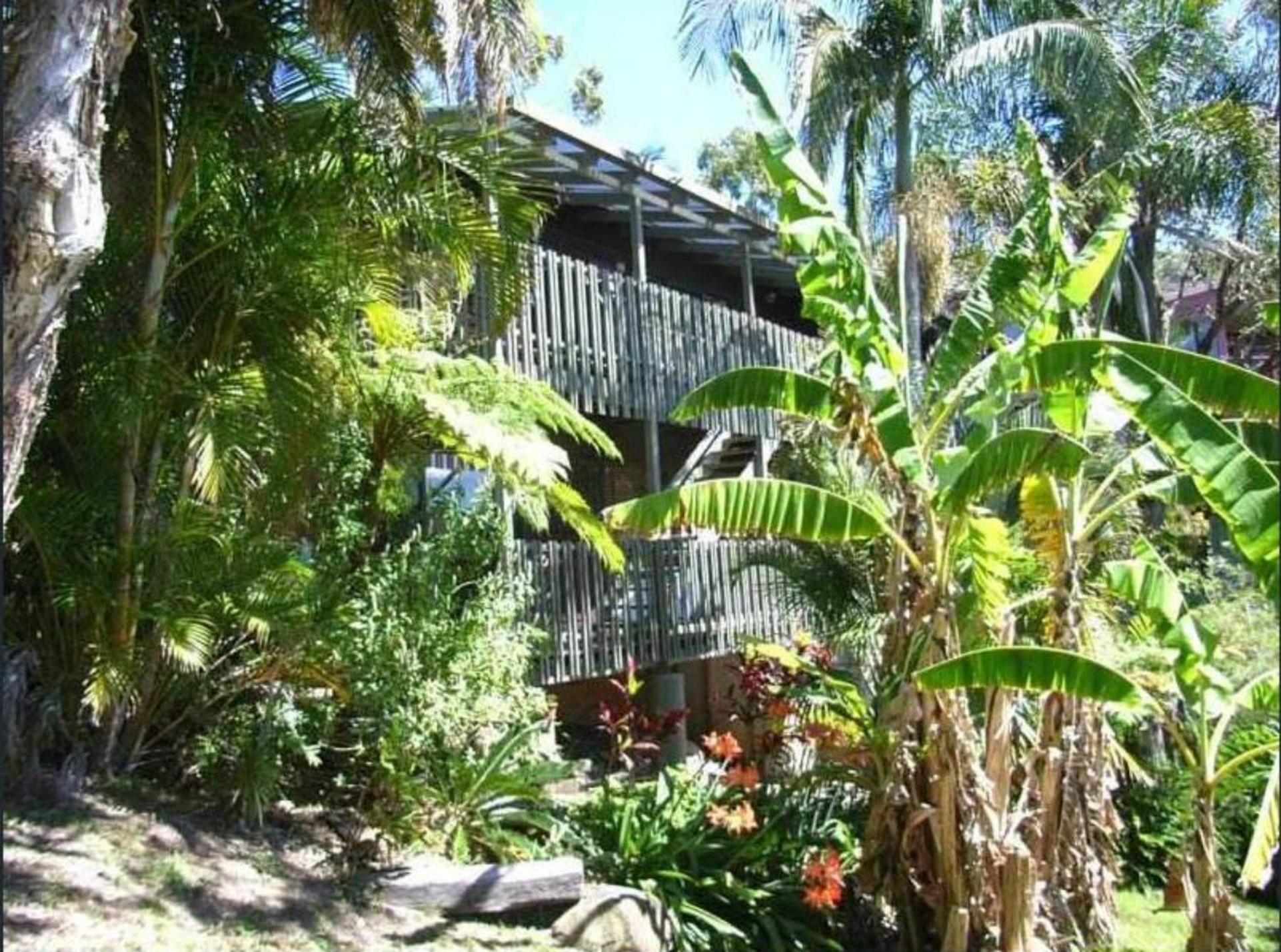 Three-Bedroom House photo 3