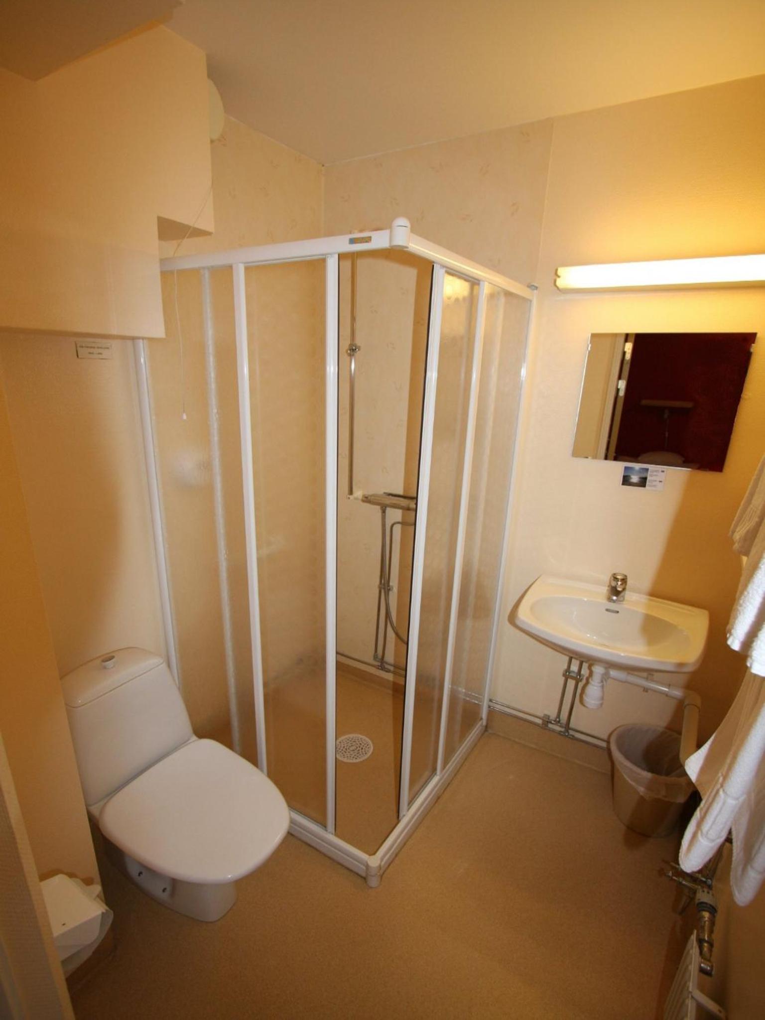 Single Room with Private Bathroom photo 2