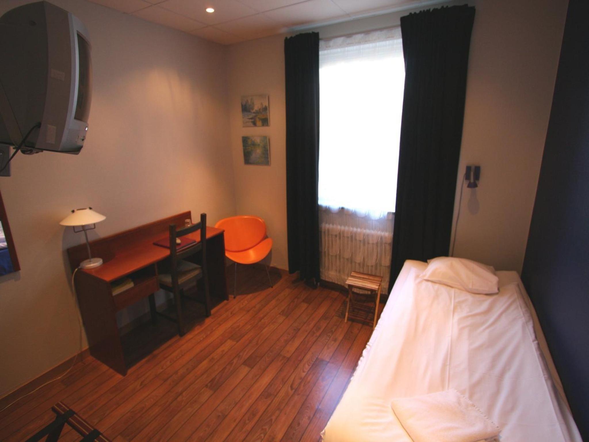 Single Room with Shared Bathroom photo 2