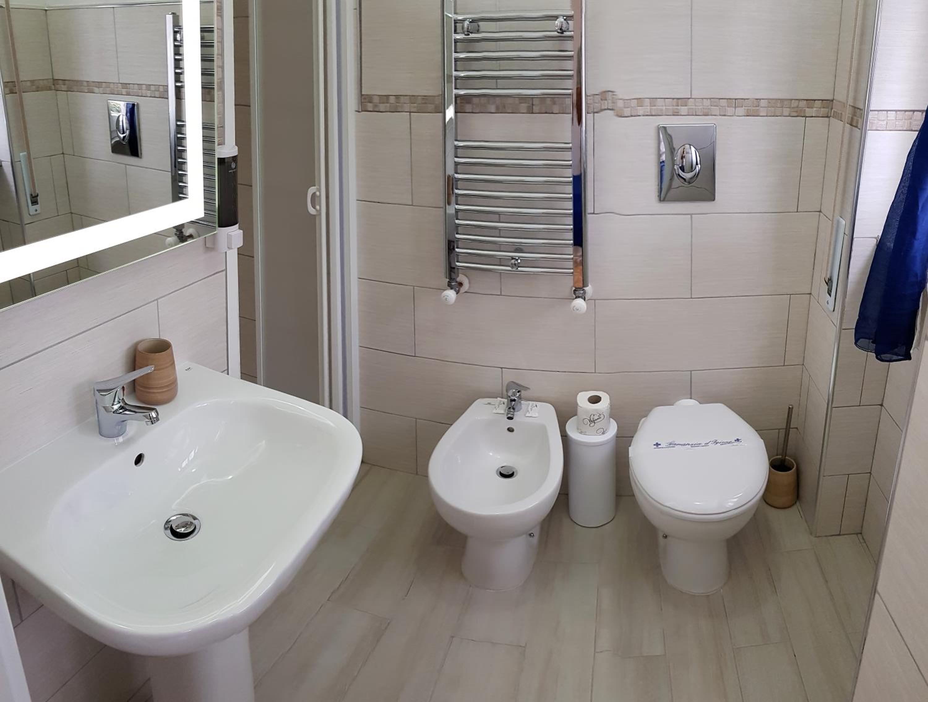 Single Room with Private Bathroom photo 2