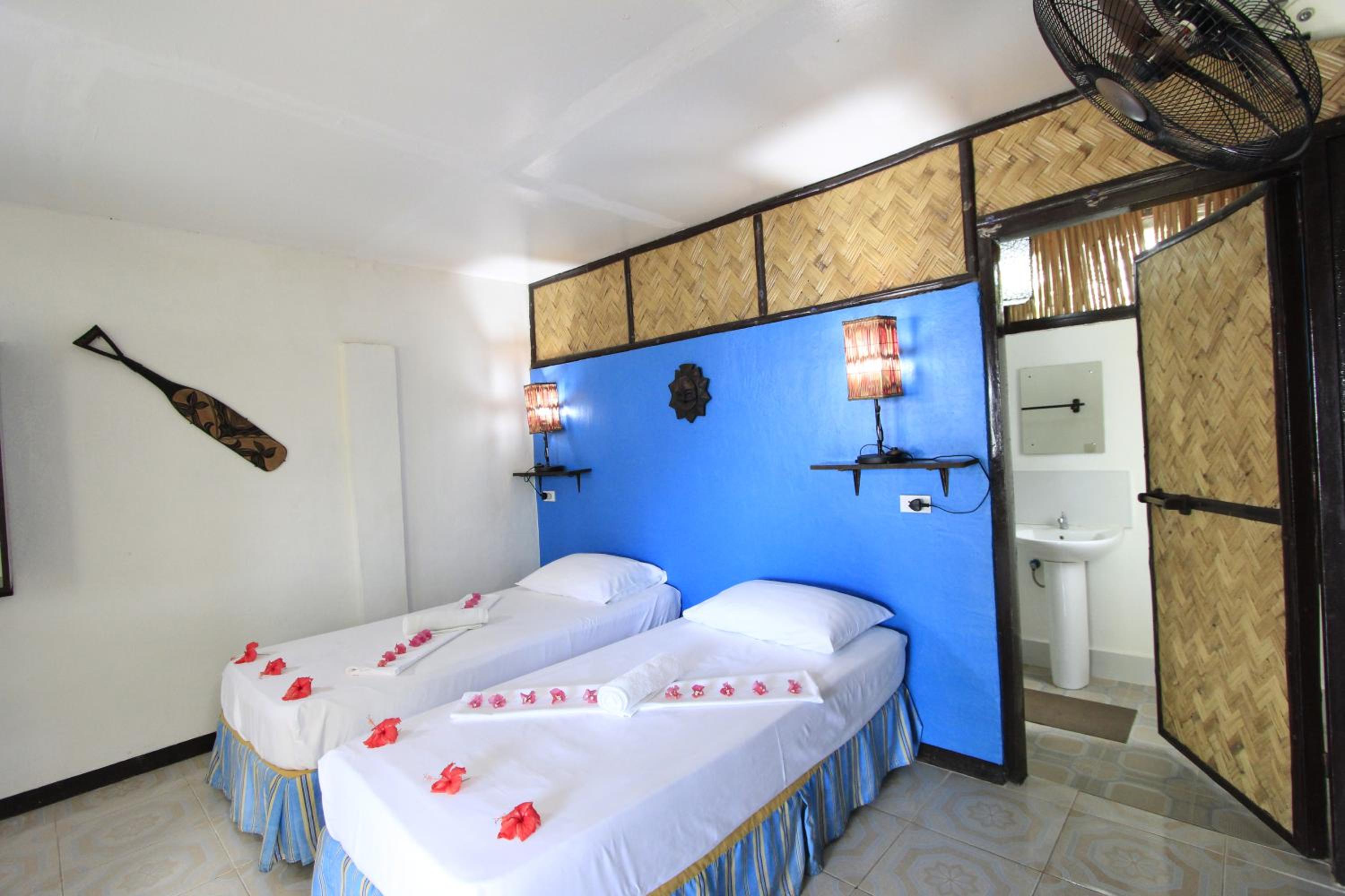 Native Island Cottage - Fan Room with Free Round Trip Boat Transfers from Lualhati Park - Photo 25