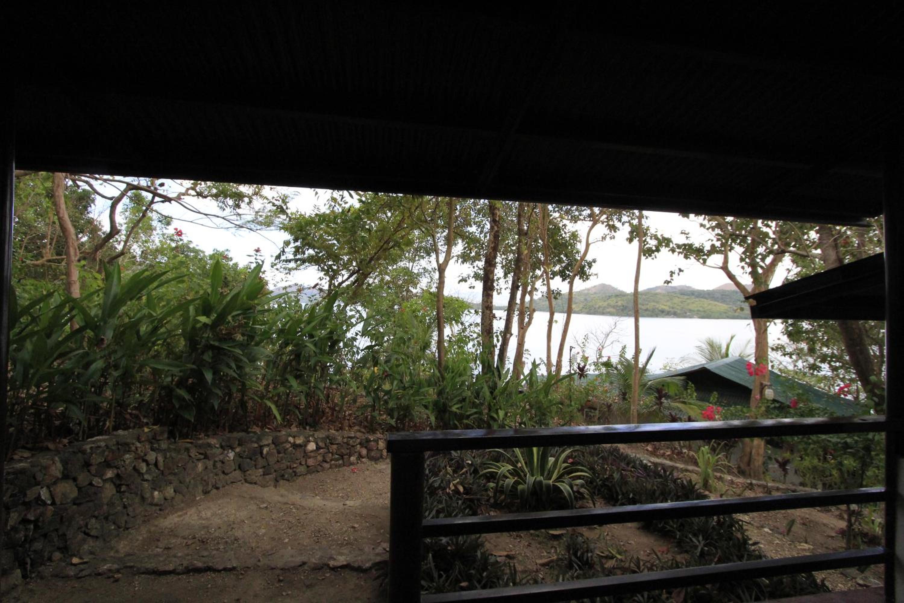 Native Island Cottage - Fan Room with Free Round Trip Boat Transfers from Lualhati Park - Photo 17