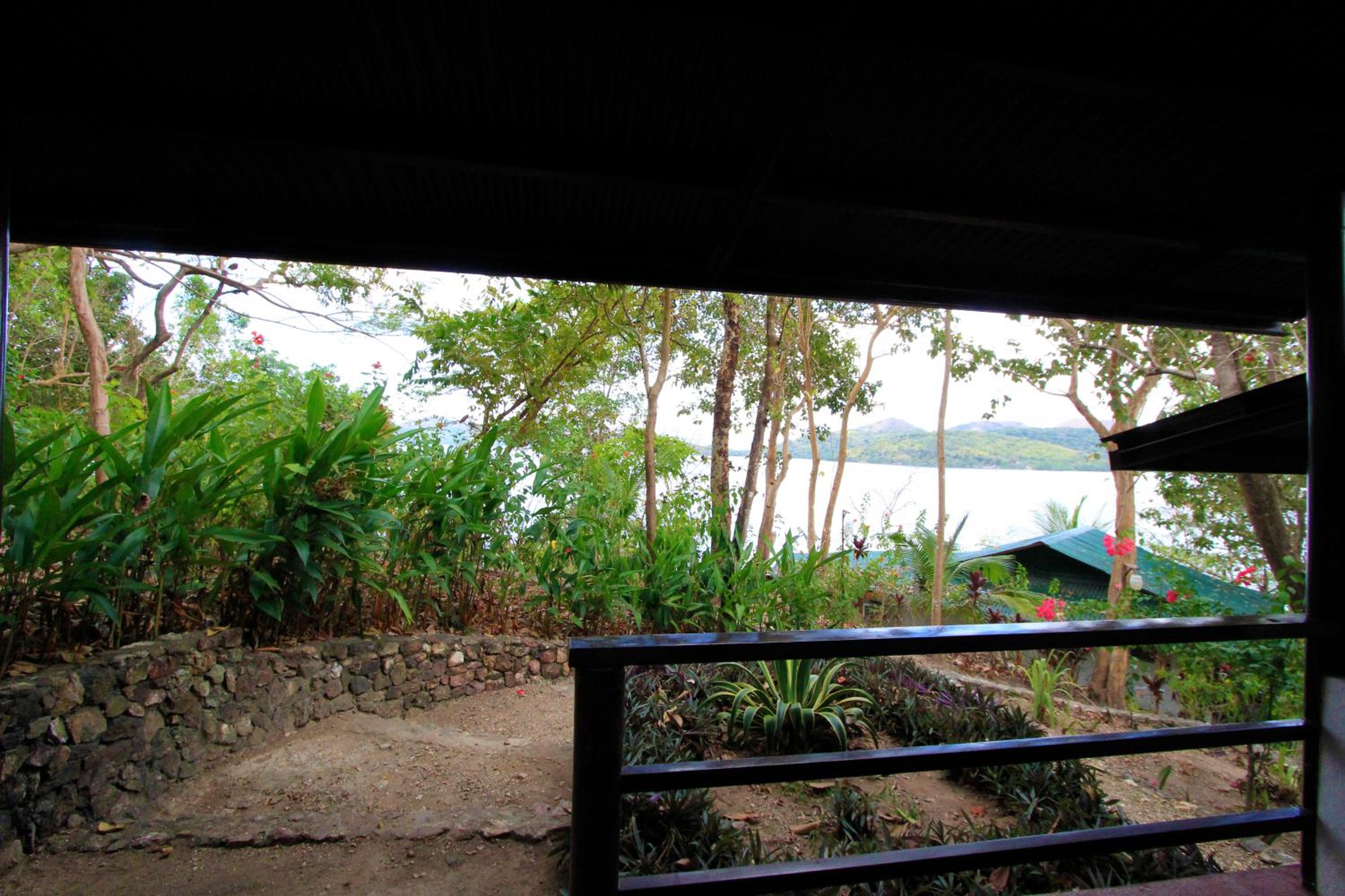 Native Island Cottage - Fan Room with Free Round Trip Boat Transfers from Lualhati Park - Photo 12