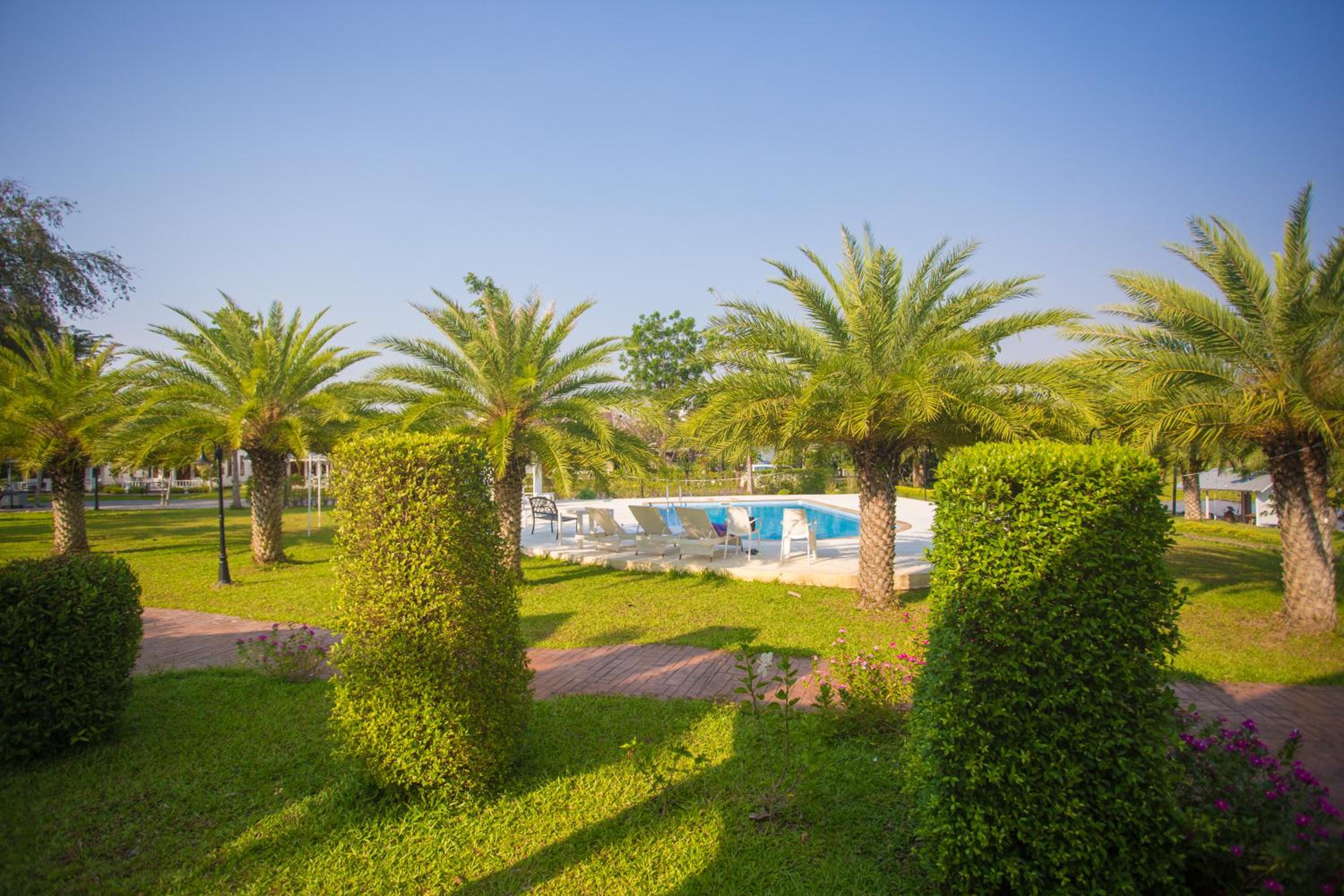 Queen Room with Pool View - Photo 2