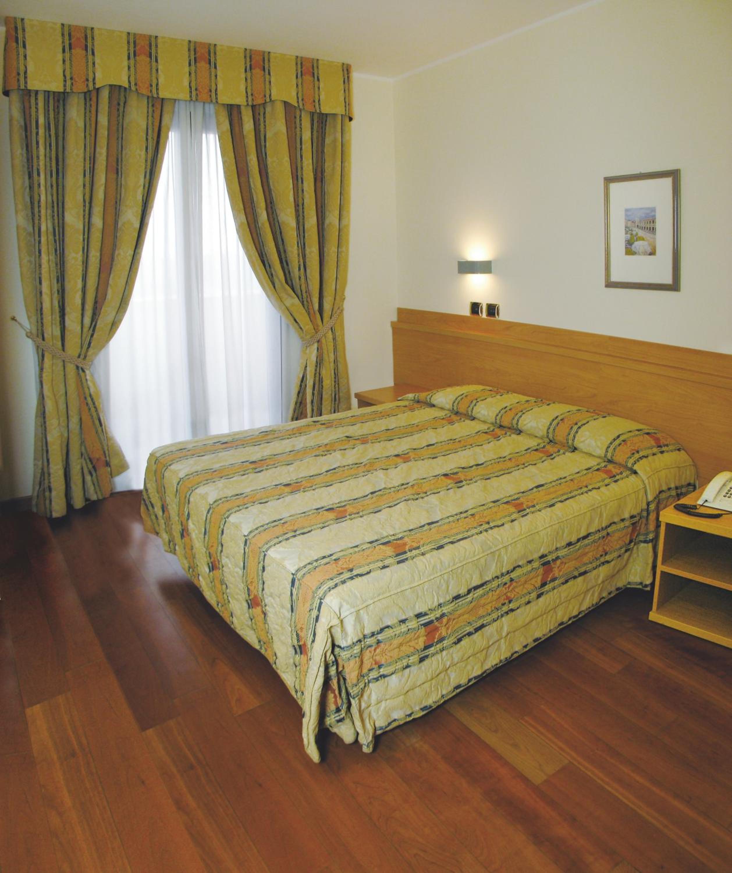 Double Room with Balcony - Photo 5