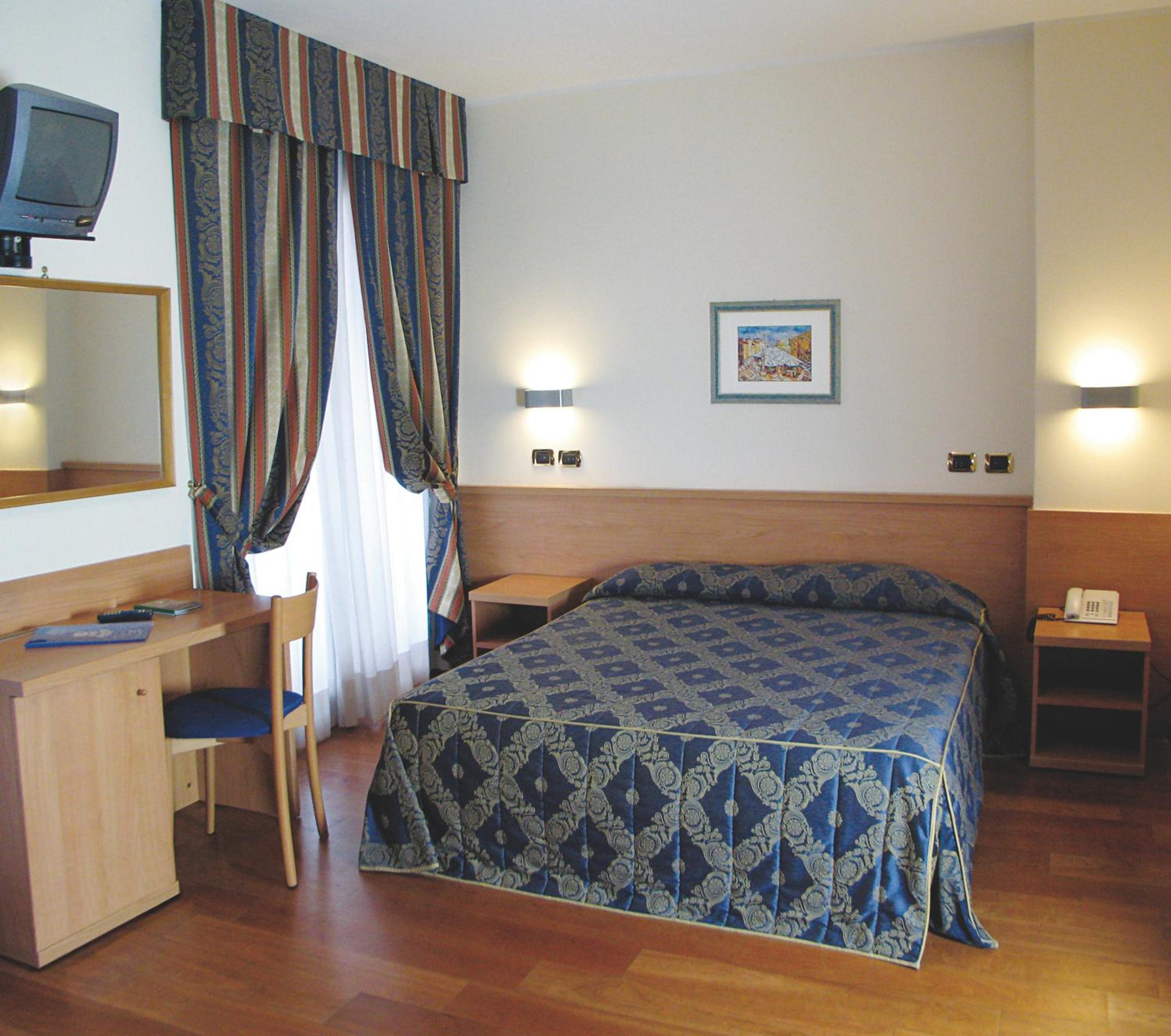 Double Room with Balcony - Photo 7