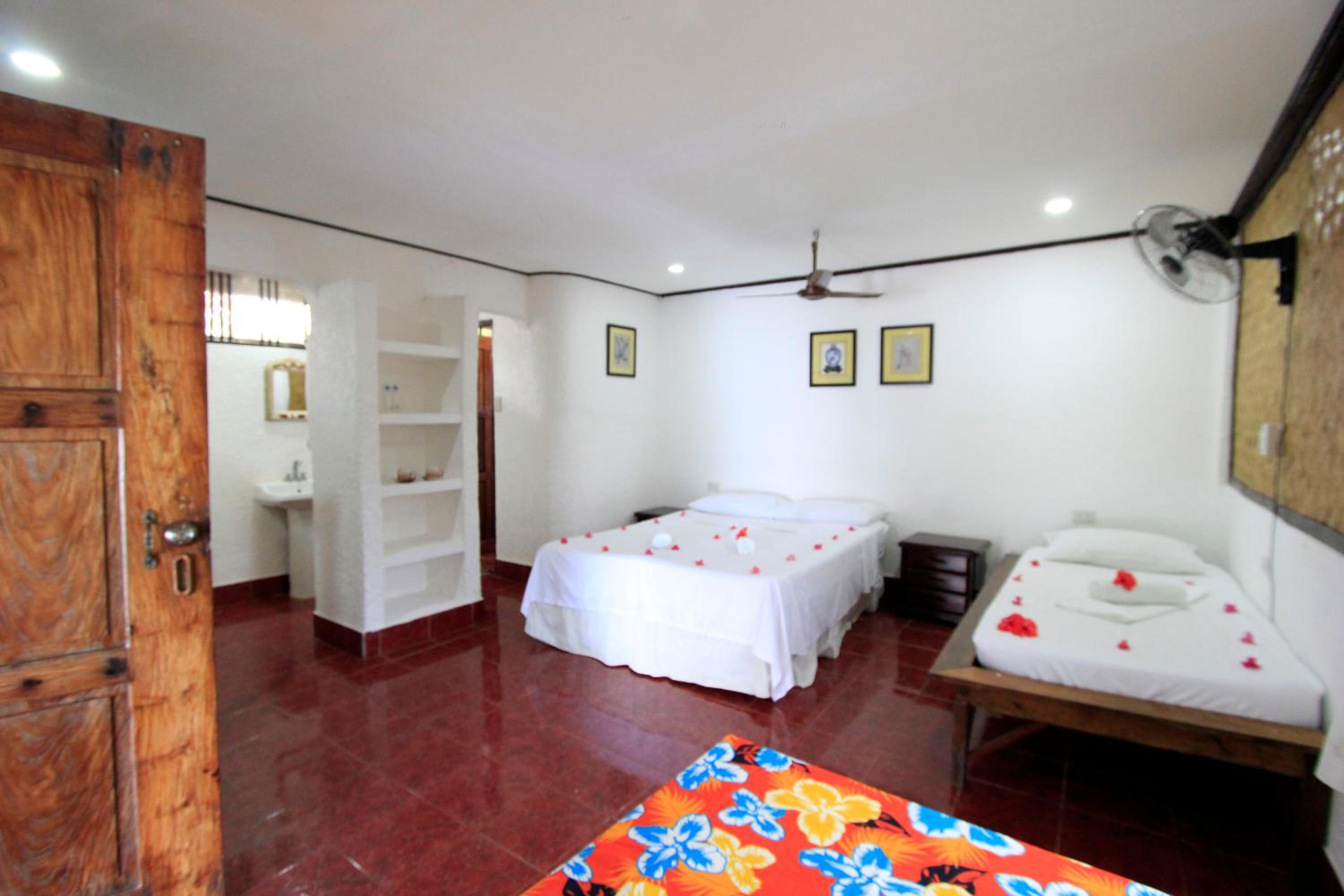 Native Island Family Cottage - Fan Room with Free Round Trip Boat Transfers from Lualhati Park - Photo 39