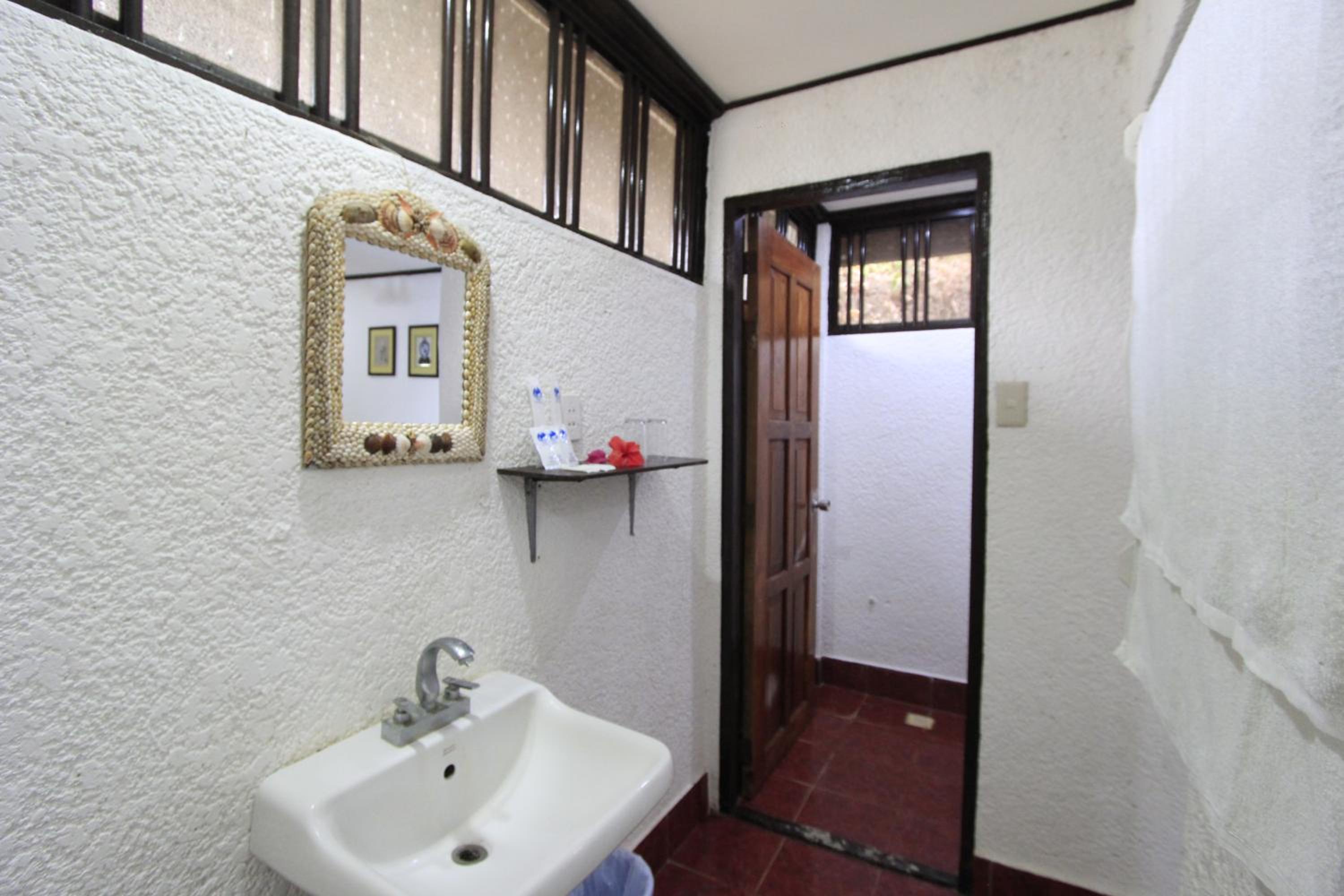 Native Island Family Cottage - Fan Room with Free Round Trip Boat Transfers from Lualhati Park - Photo 30