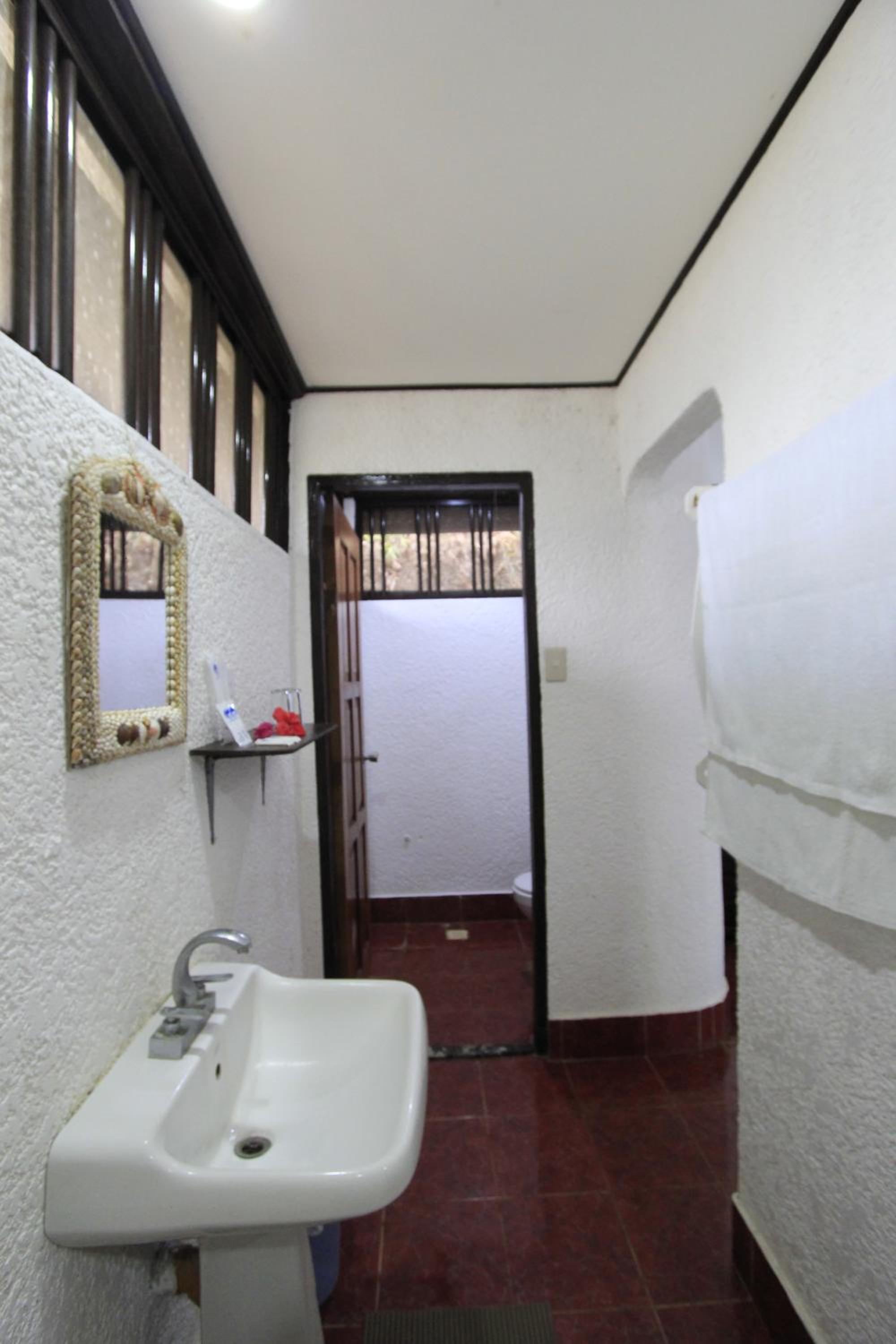 Native Island Family Cottage - Fan Room with Free Round Trip Boat Transfers from Lualhati Park - Photo 21