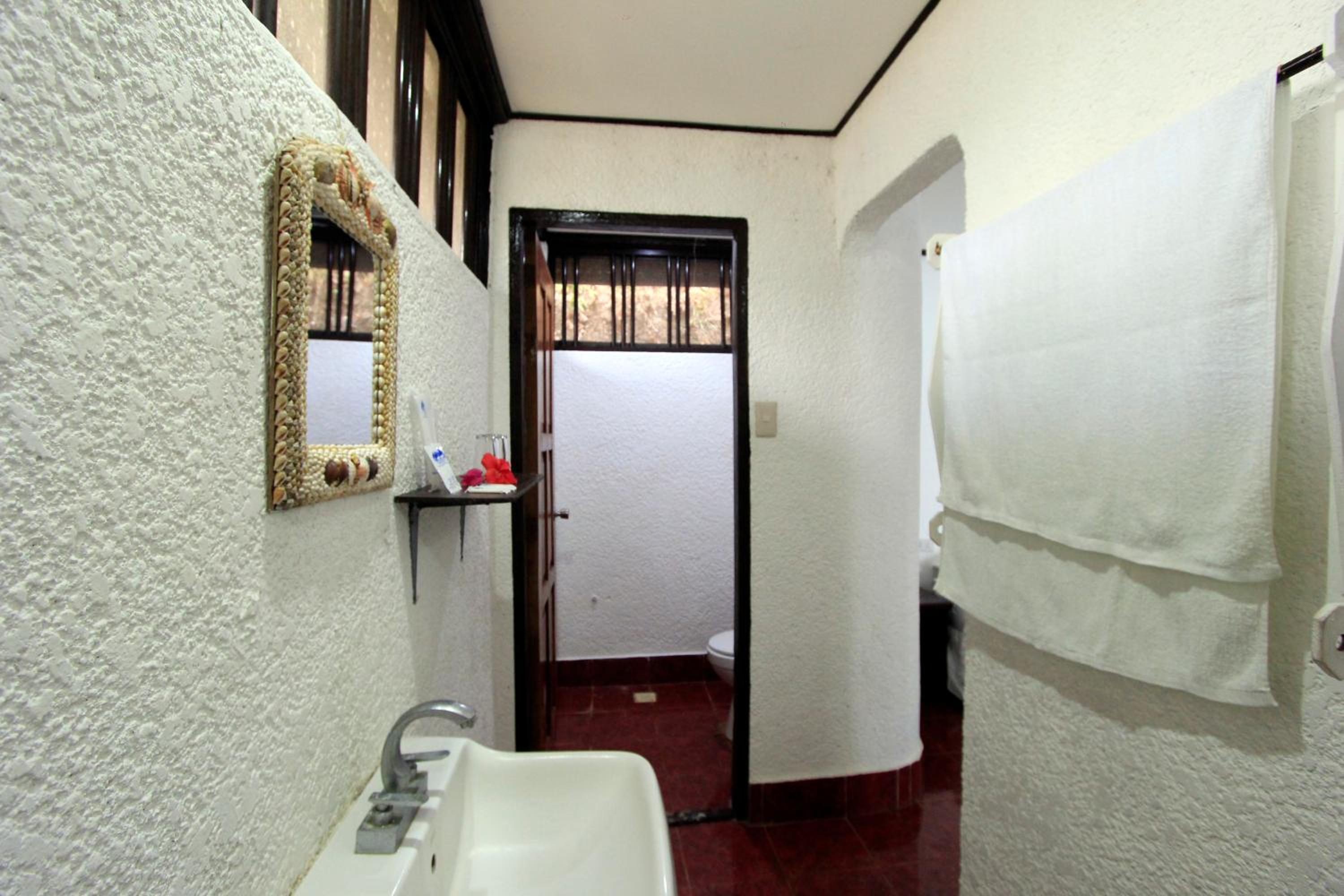 Native Island Family Cottage - Fan Room with Free Round Trip Boat Transfers from Lualhati Park - Photo 20