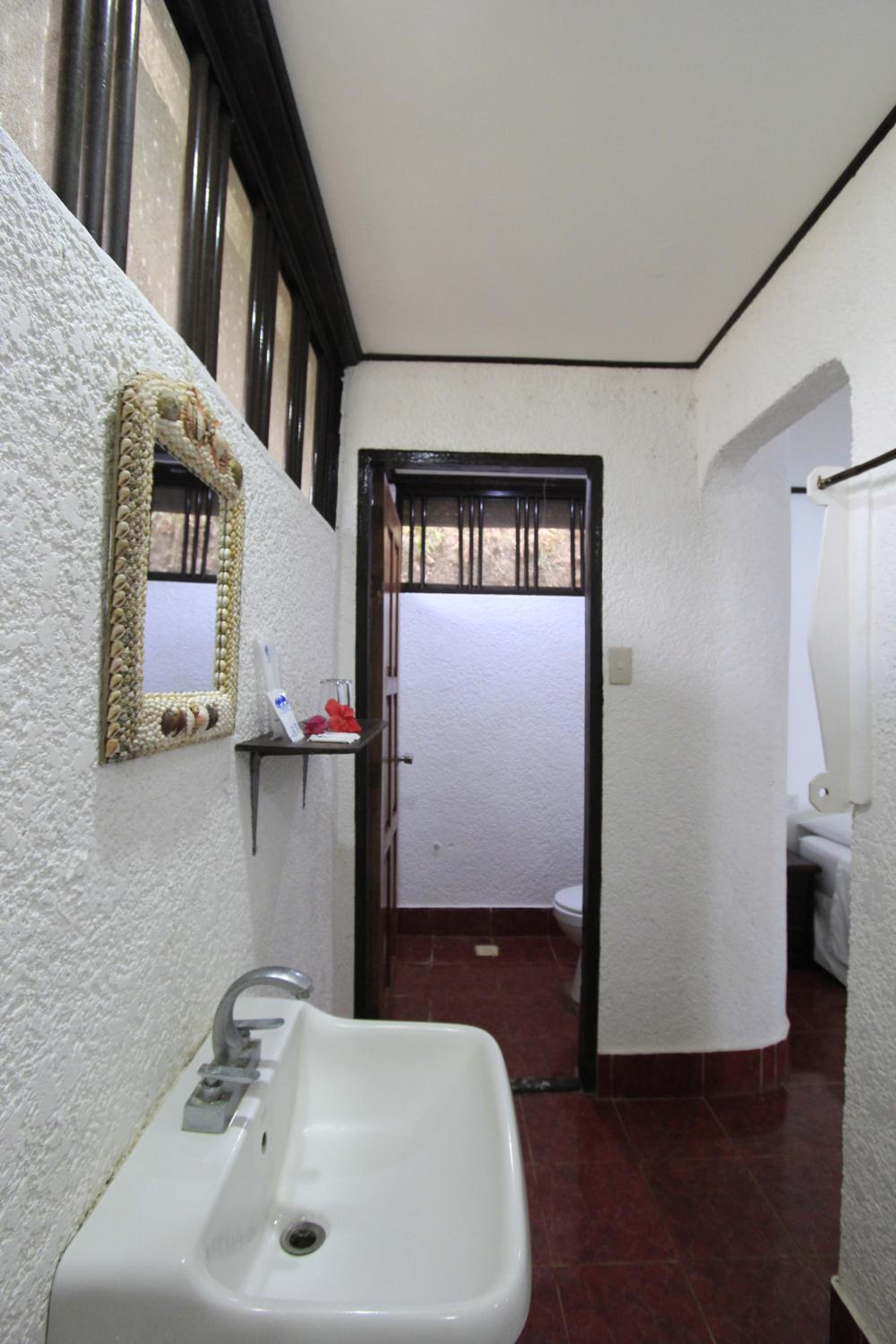Native Island Family Cottage - Fan Room with Free Round Trip Boat Transfers from Lualhati Park - Photo 18