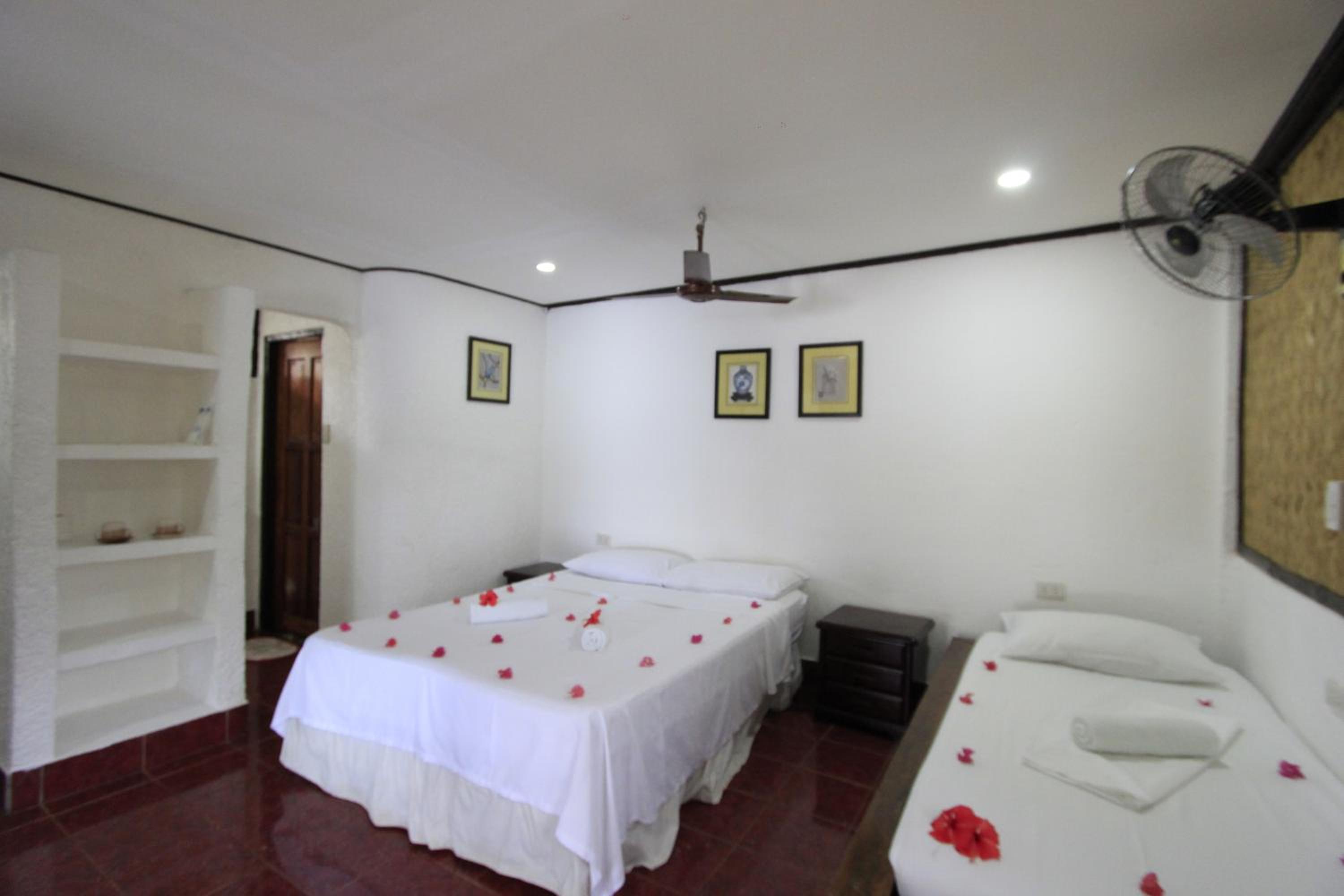 Native Island Family Cottage - Fan Room with Free Round Trip Boat Transfers from Lualhati Park - Photo 45