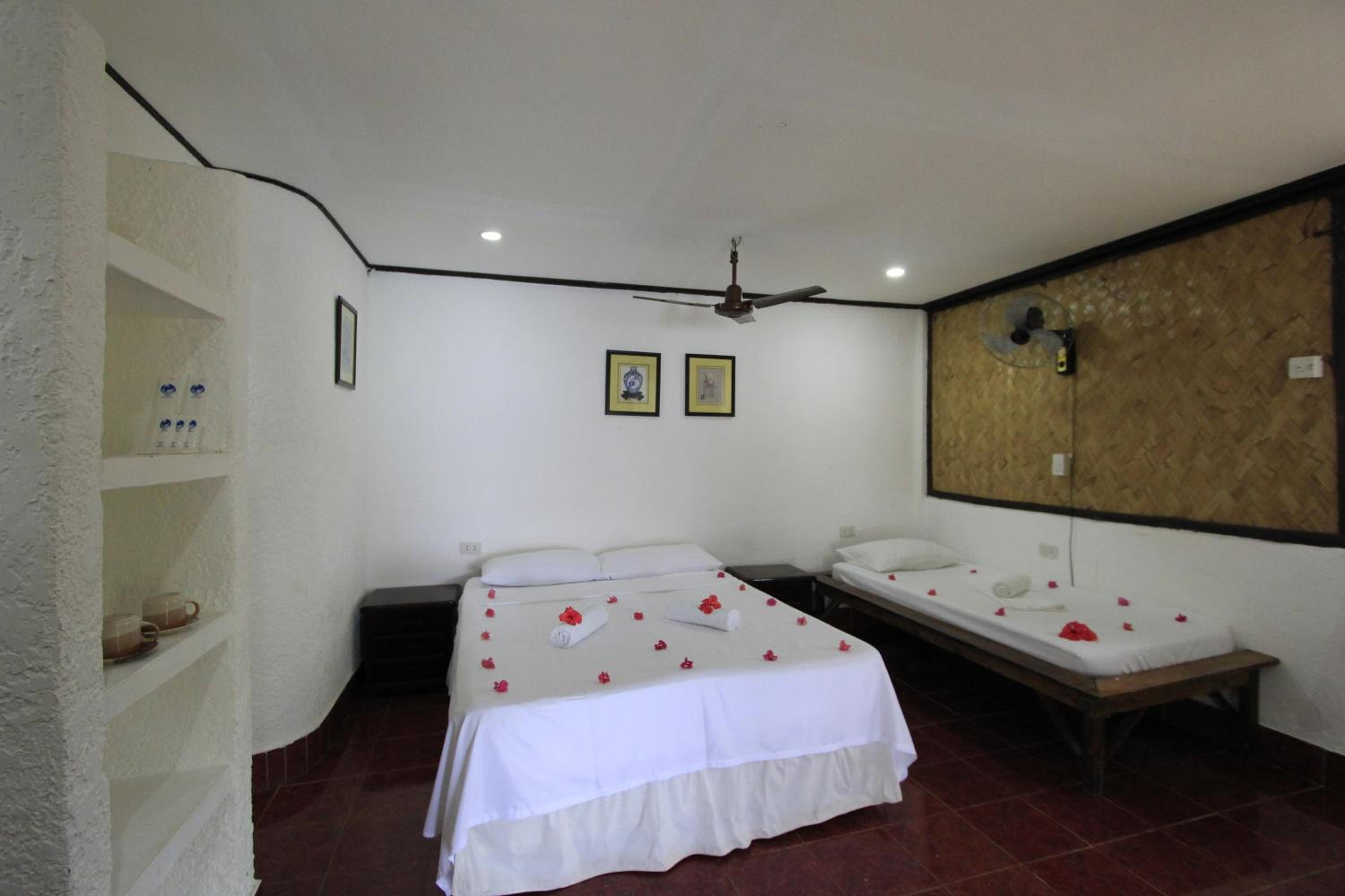 Native Island Family Cottage - Fan Room with Free Round Trip Boat Transfers from Lualhati Park - Photo 4