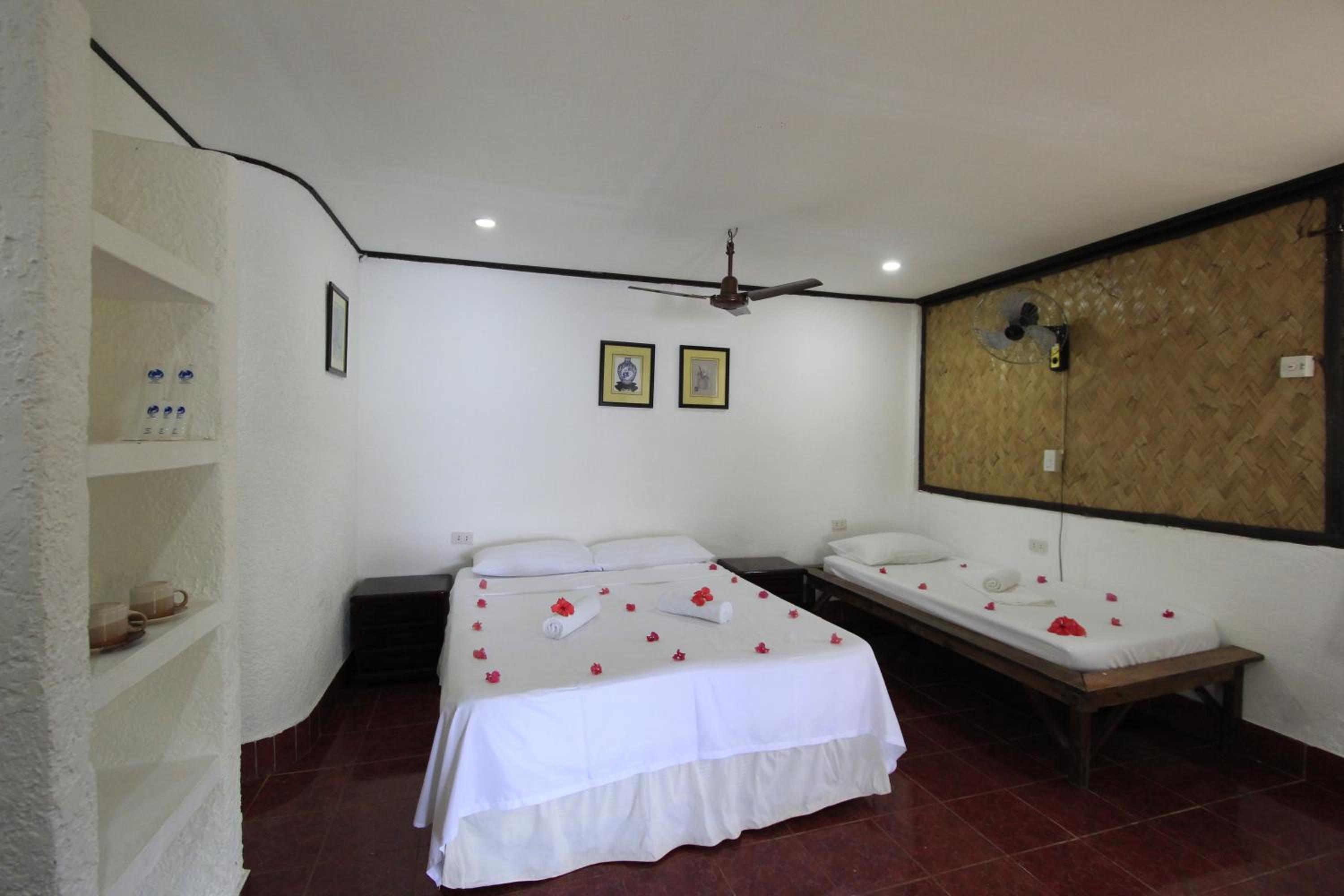Native Island Family Cottage - Fan Room with Free Round Trip Boat Transfers from Lualhati Park - Photo 5