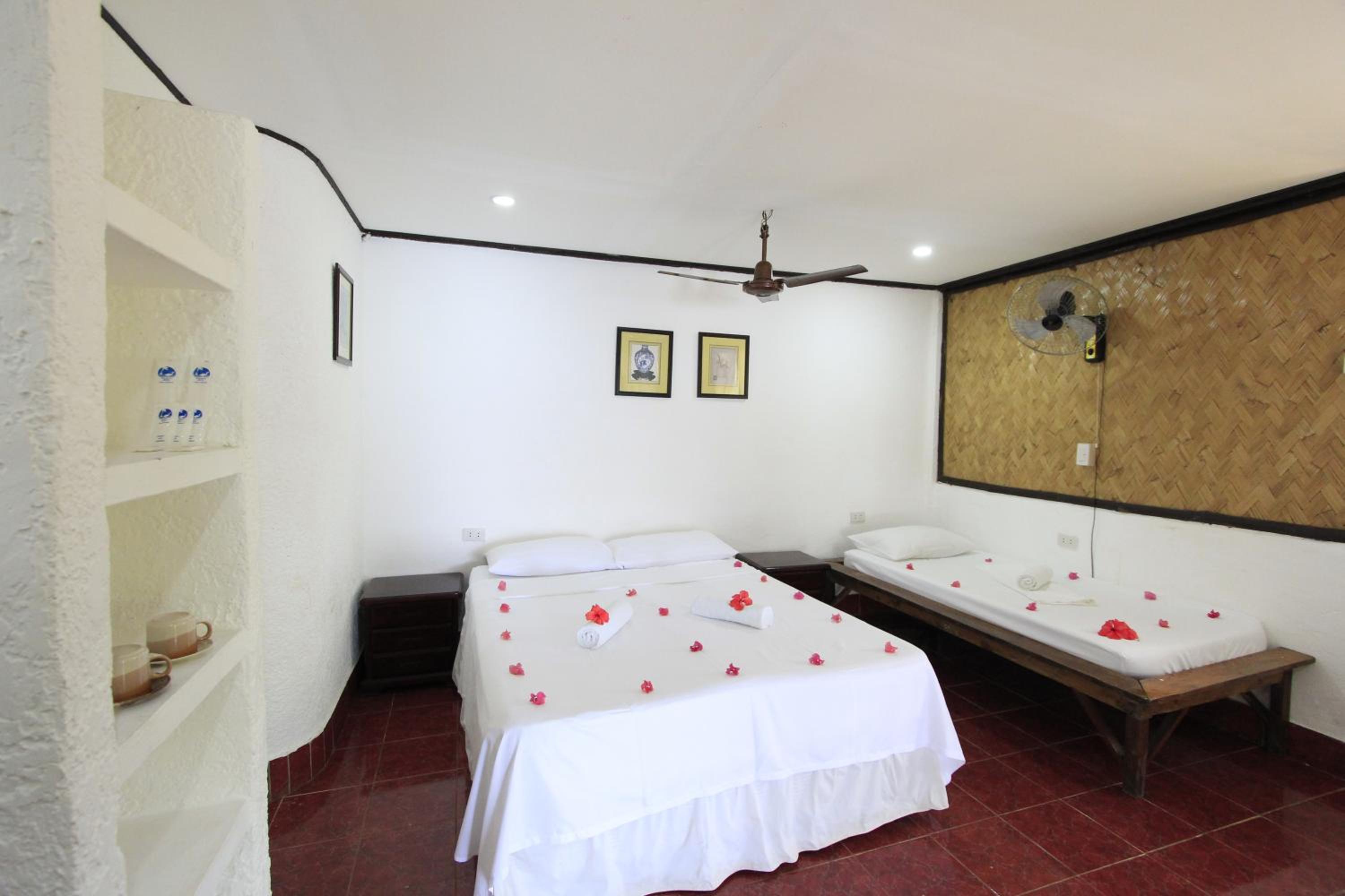 Native Island Family Cottage - Fan Room with Free Round Trip Boat Transfers from Lualhati Park - Photo 7