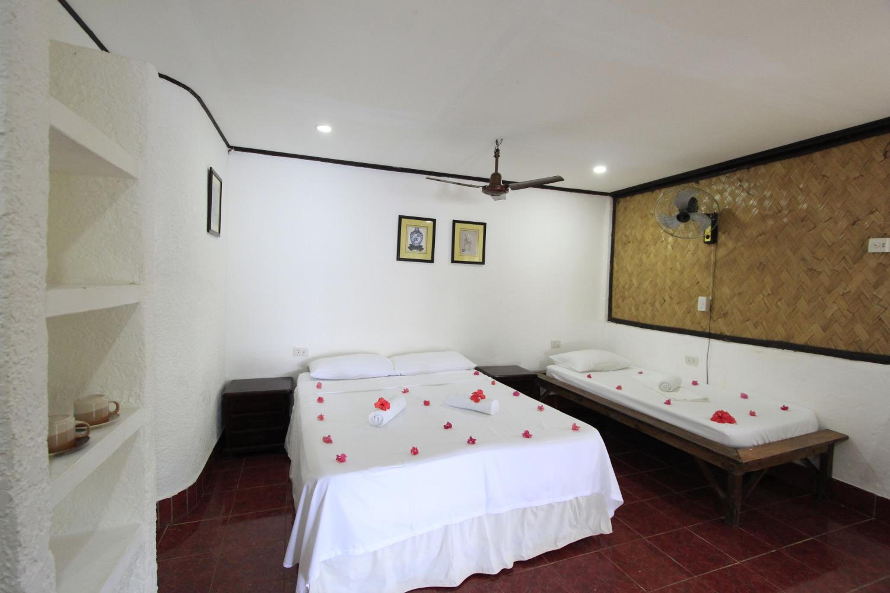 Native Island Family Cottage - Fan Room with Free Round Trip Boat Transfers from Lualhati Park - Photo 8