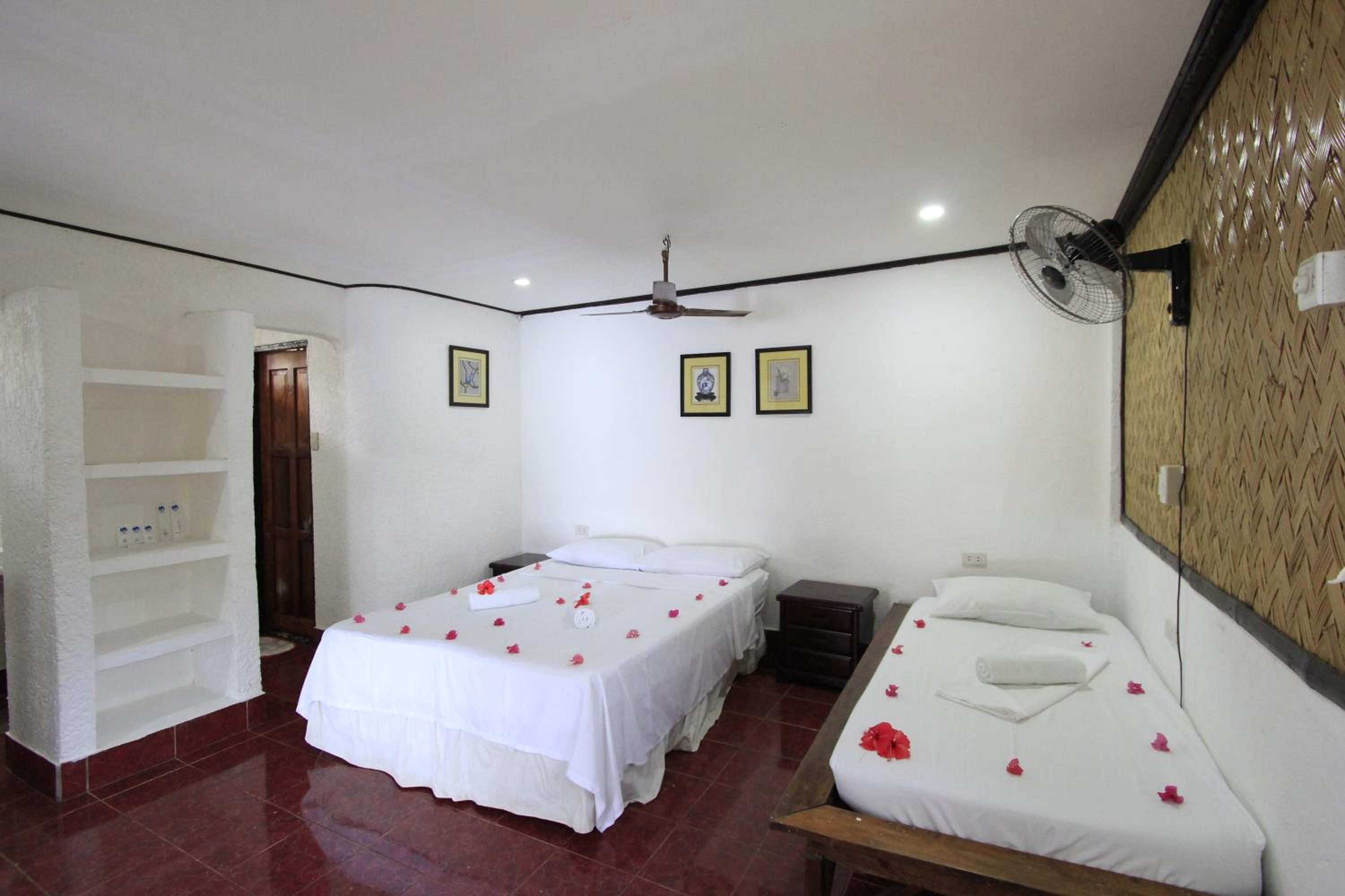 Native Island Family Cottage - Fan Room with Free Round Trip Boat Transfers from Lualhati Park - Photo 9
