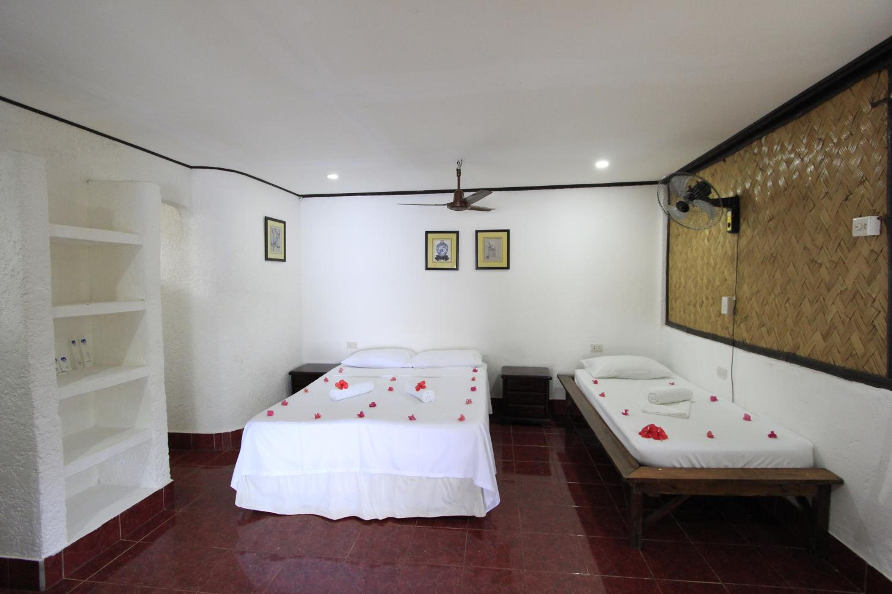 Native Island Family Cottage - Fan Room with Free Round Trip Boat Transfers from Lualhati Park - Photo 11