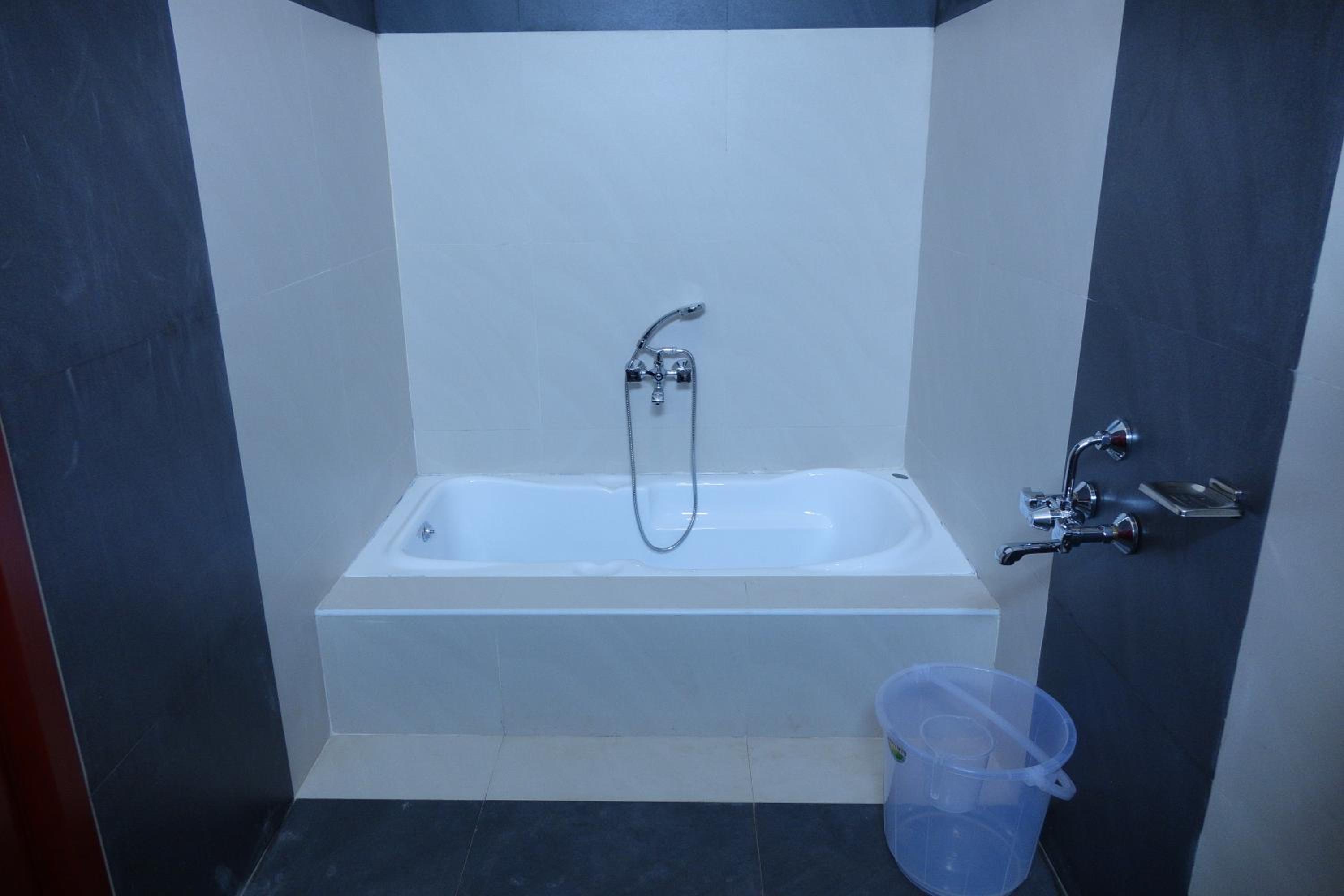 Suite - Photo 10