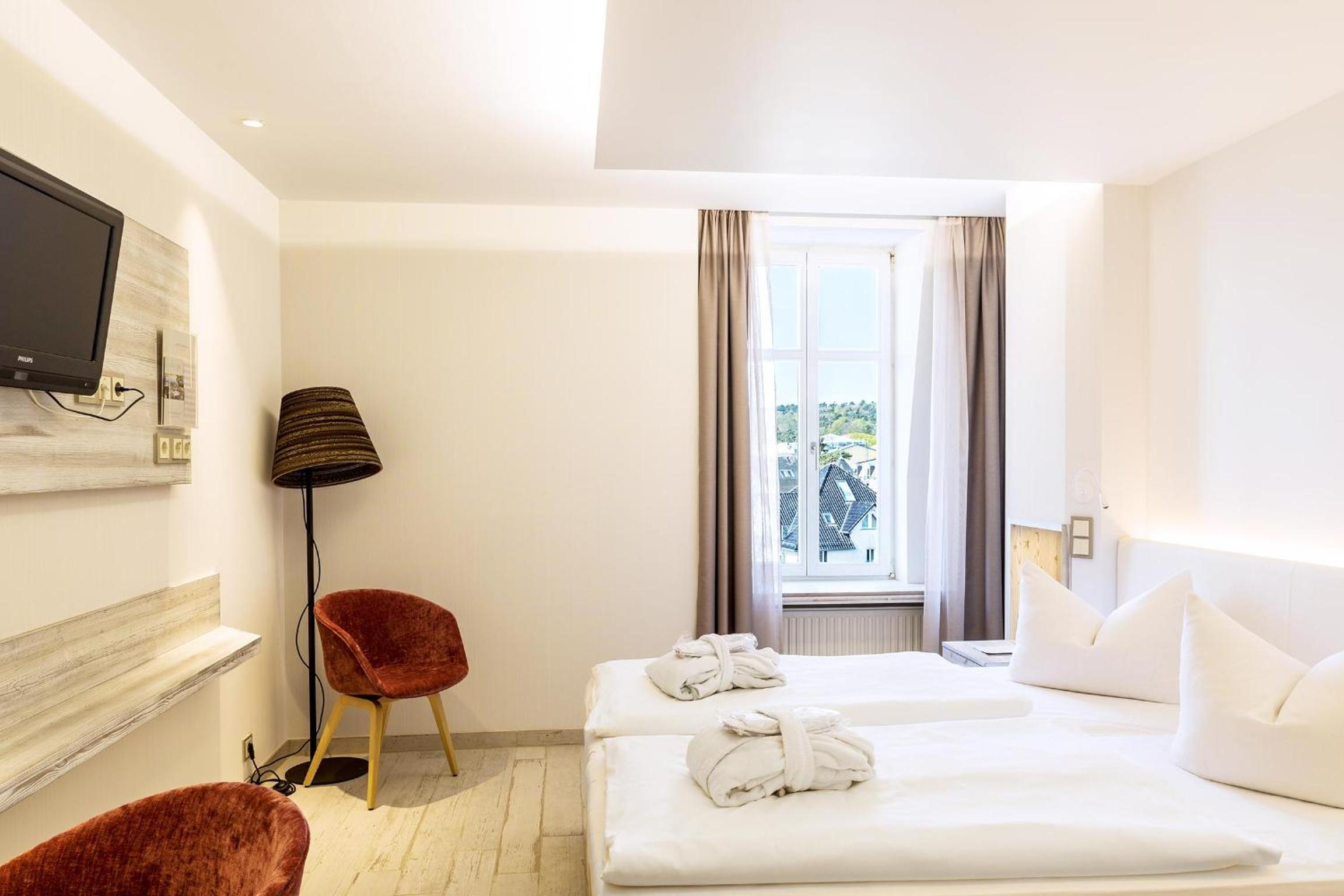 Double Room - Facing Inland thumbnail 6