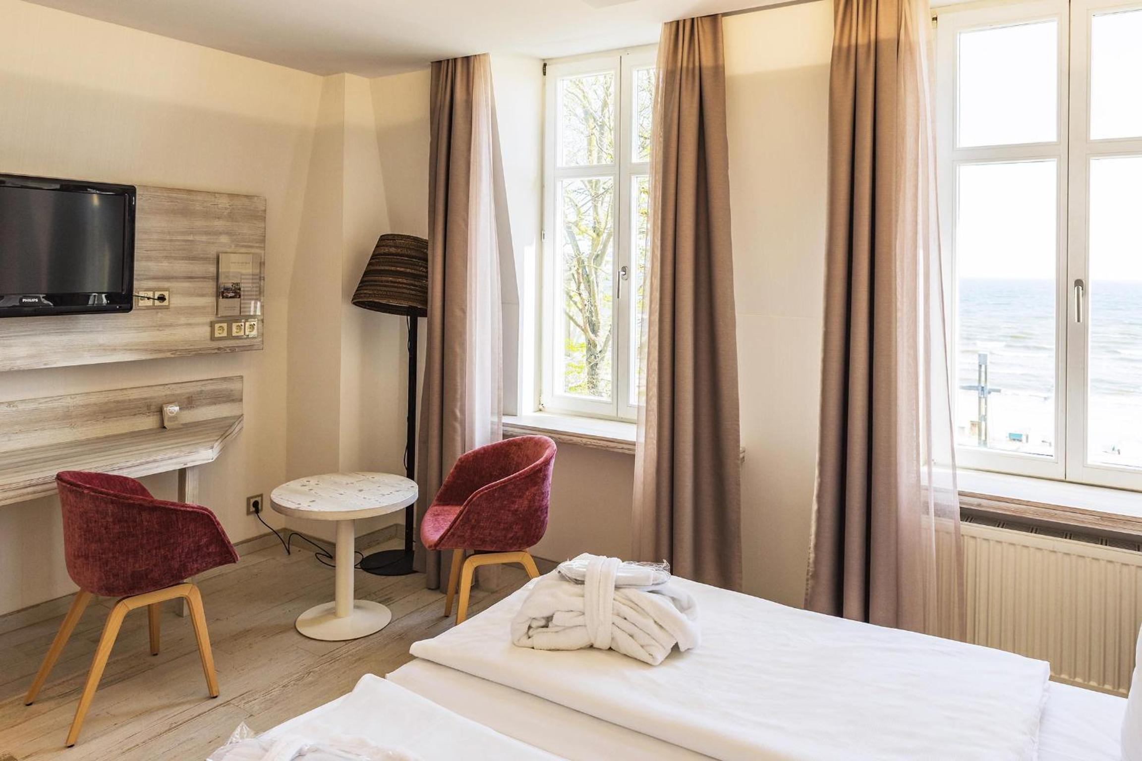 Comfort Double Room with Sea View thumbnail 6