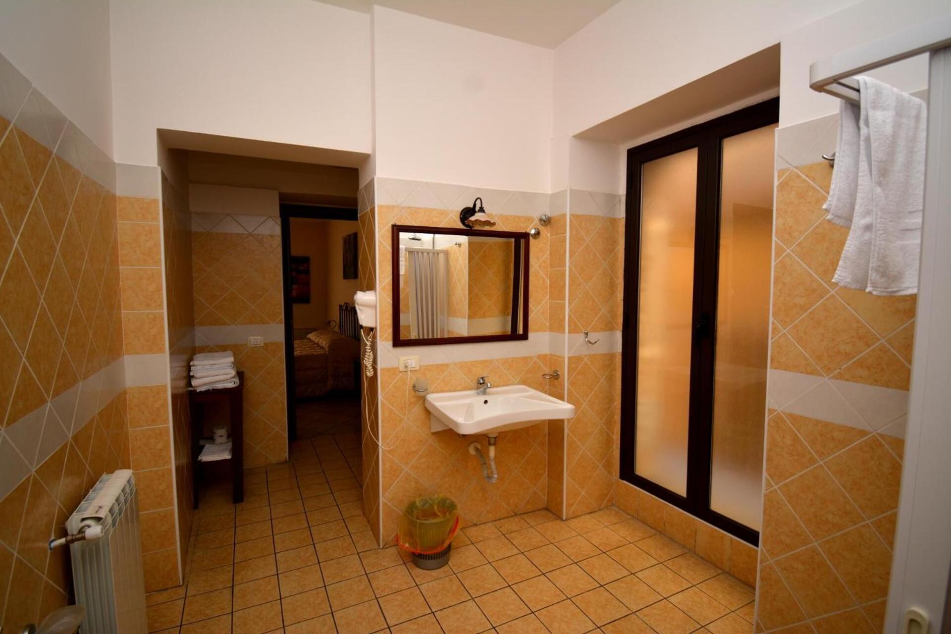 Double Room - Photo 9