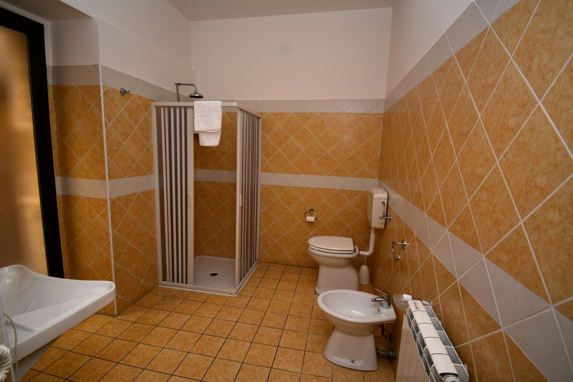 Double Room - Photo 11