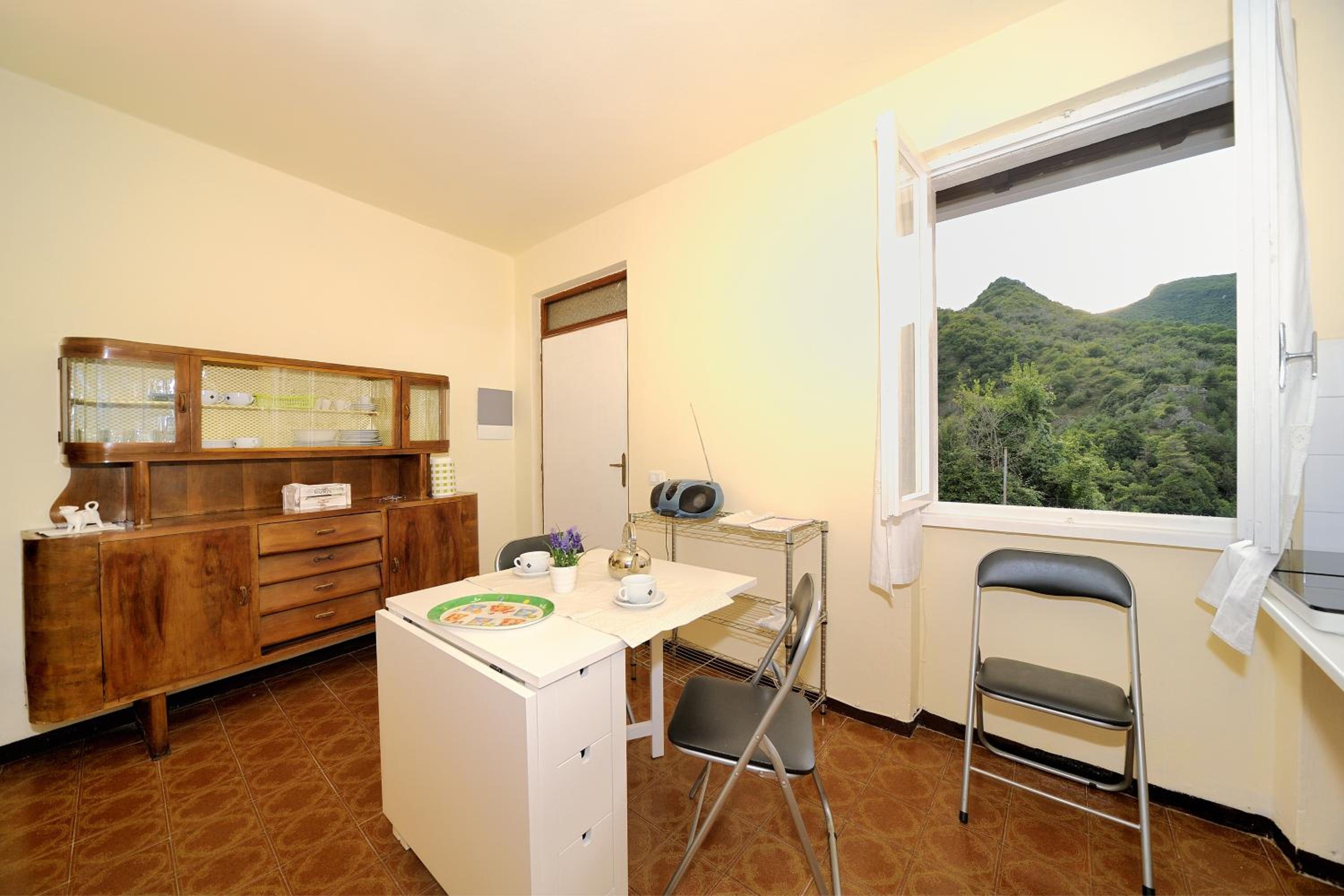 Apartment with Mountain View