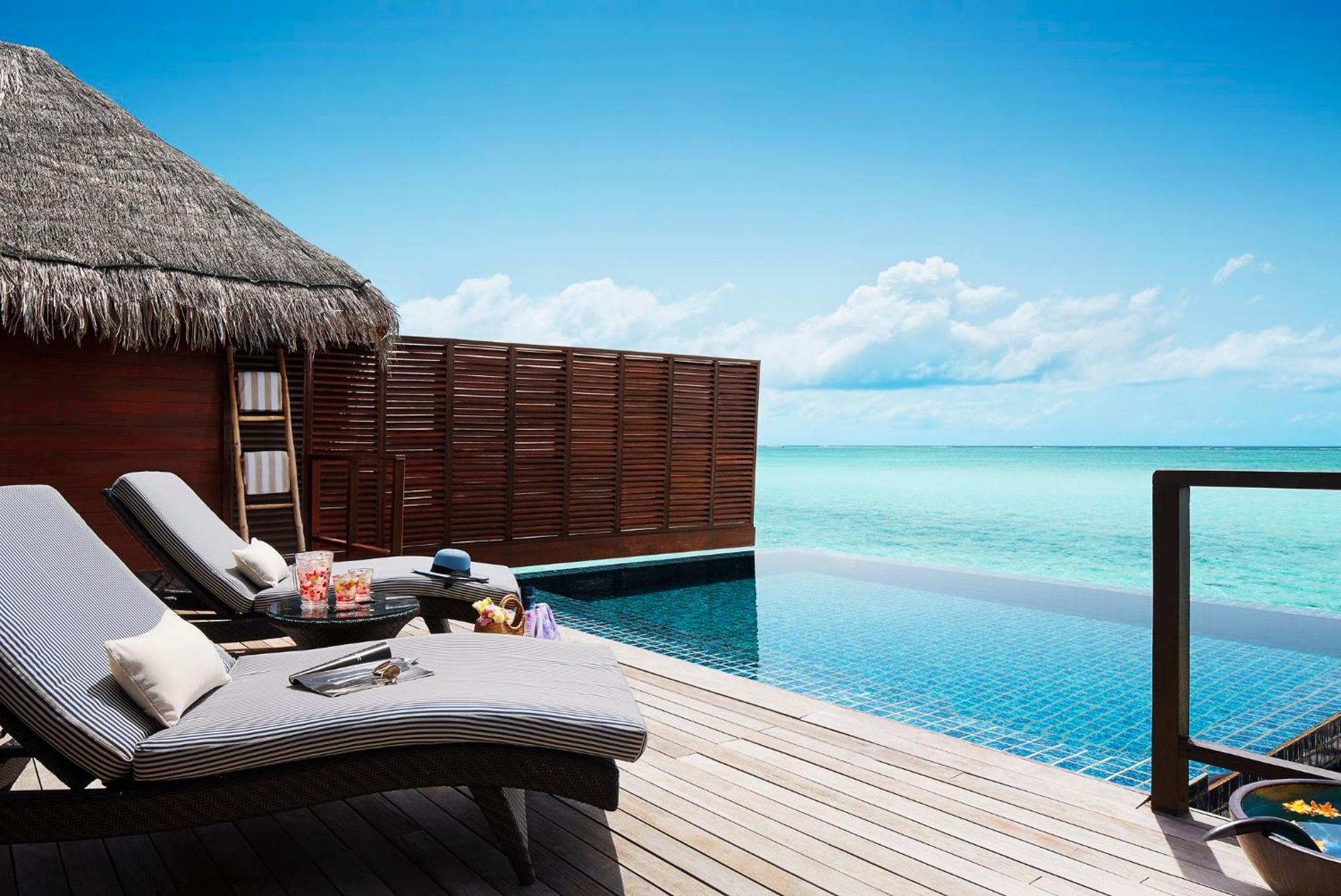 One Bedroom Sunrise Overwater Suite with Pool photo 3